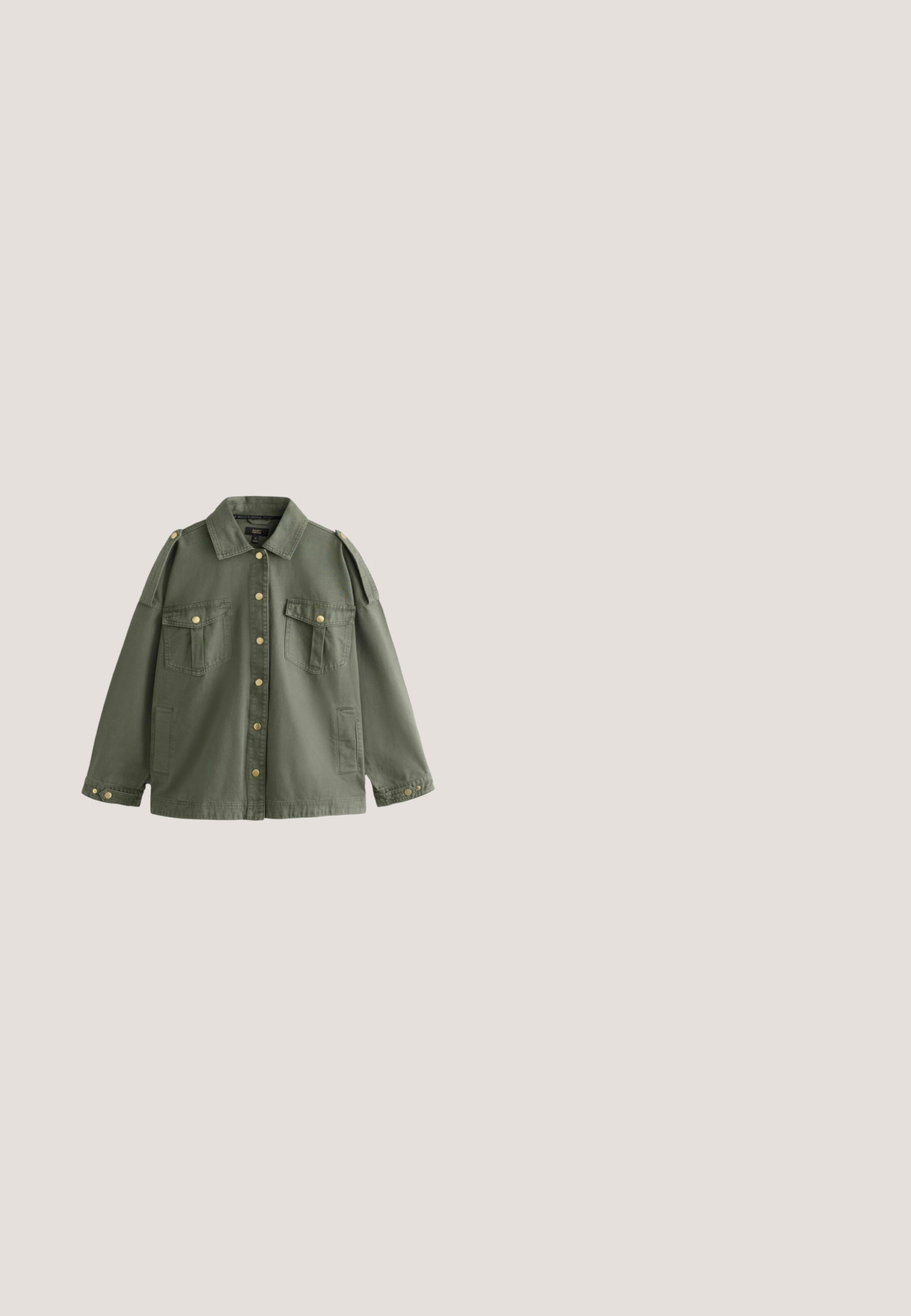 Olivengrøn arbejdsjakke med knaplukning foran, to brystlommer med klap, skulderbeslag, lange ærmer og manchetter med knapper.; Lysebrun t-shirt til kvinder med korte ærmer med mørkegrøn kant og delvist synligt stort mørkegrønt "Bench" logo foran.; Brune letvægts sportsshorts med elastisk taljebånd og lille logo nederst til venstre.; Brun ruskinds ankelstøvle med sort polstret krave, gyldne øjer, snørebånd foran og gummisål med et struktureret mønster.; Mørkegrønne gennemsigtige solbriller i aviator-stil med lettonede linser og en dobbeltsidet bro, set forfra.; Tote taske med camouflage-mønster, to håndtag og hvid tekst "OUTSIDE FOREVER 98" trykt på forsiden.