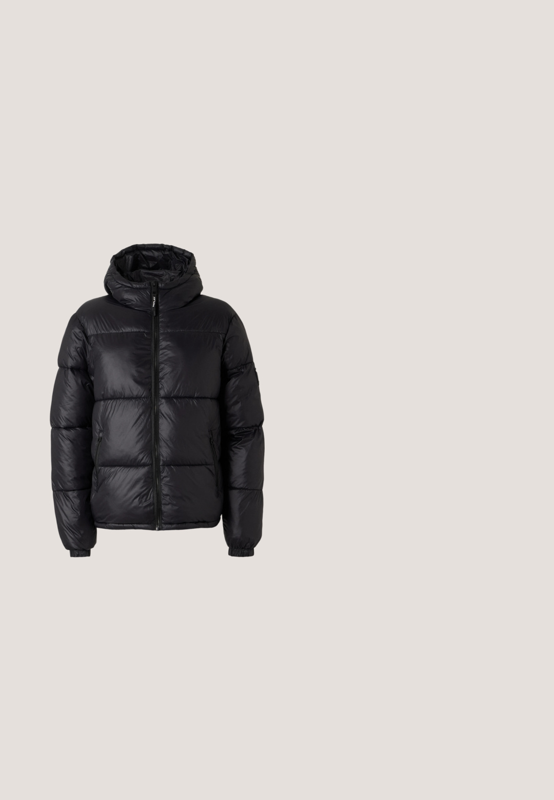 Sort pufferjakke med hætte, der har en skinnefinish, kviltede sektioner, frontlynlås og elastiske manchetter for en tætsiddende pasform.; Mørkeblå strikket sweater med rund hals, prydet med et stort gråt 'D' samt anker mønster på fronten, og ribbede manchetter og kant.; Navyblå bomulds t-shirt med stort hvidt tekst "JACK & JONES" på forsiden. Korte ærmer og rund hals.; Sorte brede jeans lavet af denim. Har høj talje, to forlommer, knaplukning og diskrete stikninger.; Sorte læder ankelstøvler med rund tå, snørebånd fortil og tekstureret gummisål. Inkluderer en løkke ved hælen for nem påføring.; Kompakt rektangulær grå stofpung med frontlomme med lynlås og sorte lynlås-træk, mærket "Karl Lagerfeld Jeans" på fronten.