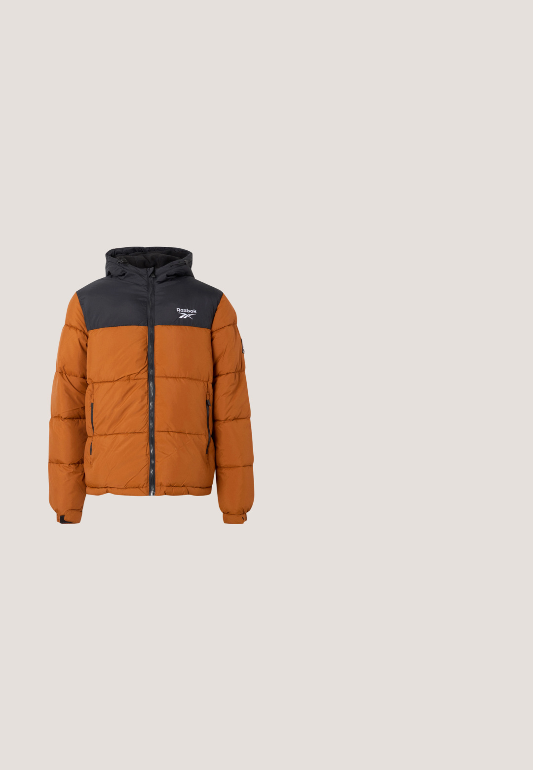 Doudoune avec une partie supérieure noire et une partie inférieure orange, avec une fermeture éclair sur le devant, une capuche réglable et un logo Reebok sur la poitrine.; Sweat à capuche gris foncé avec poche avant, capuche à cordon et logos textuels blancs "HZW (26-27)", "HOLZWEILER" et "'TABLESCAPES" sur la poitrine.; T-shirt blanc avec graphisme d'un ours en peluche souriant avec des yeux barrés à l'intérieur d'un design splash noir non zippé et texte "CLSR LDN worldwide."; Pantalon en velours côtelé noir avec une coupe ample, dotés d'une taille élastique et d'un cordon de serrage. La texture est côtelée et le tissu semble doux.; Botte de randonnée en suede marron avec une tige haute, un bout rond, des œillets en métal pour les lacets et une semelle en caoutchouc noir robuste pour une bonne adhérence.; Bracelet à chaîne argentée avec une plaque métallique incurvée vierge au centre sur fond blanc.