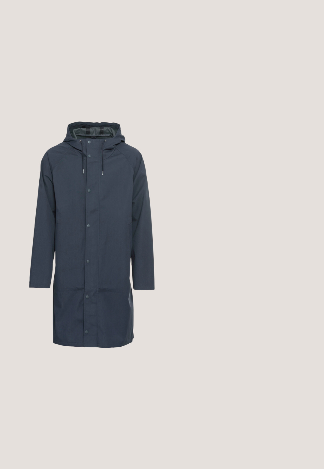 Imperméable bleu marine avec capuche, fabriqué en matériau imperméable. Présente des boutons-pression, des manches longues et une coupe longue et droite.; Hoodie gris en tissu mélangé coton, avec une capuche à cordon, une poche kangourou, des poignets et un ourlet côtelés, au toucher doux.; T-shirt en coton blanc à manches courtes, design col rond et texture lisse. Étiquette visible au niveau du col. Style simple et classique.; Jean large en denim bleu clair. Dispose d'une taille haute, d'une fermeture à bouton et d'un design classique à cinq poches. Texture lisse.; Baskets montantes blanches avec un swoosh noir, un capuchon de pied texturé gris et une semelle plate blanche. Elles possèdent six œillets et des accents cousus.; Sac à dos noir en tissu durable avec une poche zippée à l'avant, un patch logo, une poignée supérieure et des bretelles réglables.