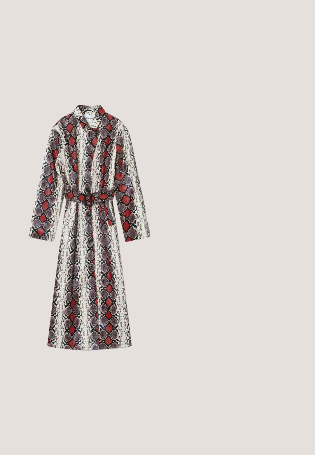 Vestido largo abotonado con un estampado de piel de serpiente que presenta diamantes rojos y negros sobre un fondo blanco. Incluye un cinturón a juego y mangas largas.; Top rojo sin mangas de punto con escote en V y textura acanalada, etiquetado "Part Two", diseñado para uso casual.; Pantalones ajustados azul claro con piernas rectas, frente plano y presillas para cinturón. Hechos de una tela suave, con una textura sutil y líneas limpias.; Zapato plano negro brillante con una fina correa en el tobillo y una pequeña hebilla dorada en forma de corazón sobre un fondo claro y liso.; Bolso de mano de cuero negro con textura trenzada, forma curva y correa de hombro desmontable. Presenta una placa de logo plateada en la parte frontal.; Un par de pendientes en forma de corazón pulidos en oro con el sutil logo grabado "CD" sobre un fondo blanco liso.