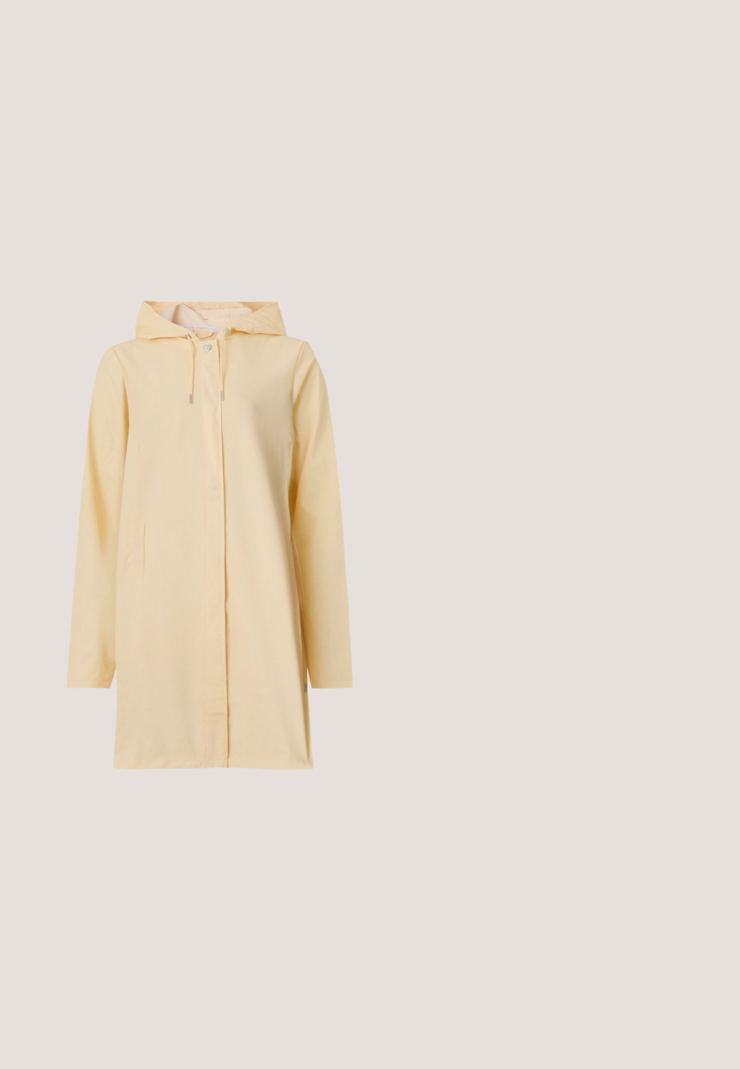 Imperméable jaune avec capuche, fermeture éclair à l'avant et fermeture à boutons ; dispose de deux poches latérales et d'une coupe décontractée. Texture lisse.; T-shirt lilas à manches courtes avec le texte "Versace Jeans Couture" et une impression colorée de récif corallien comprenant des coquillages et des plantes marines sur le devant.; Shorts en denim bleu clair avec une coupe droite, ourlet effilé, cinq poches et fermeture à bouton métallique. Le tissu a une texture lisse avec un léger délavage.; Chaussure plate slingback en beige clair avec une tige en maille, un bout pointu et un petit talon. Dotée d'une sangle ajustable pour un bon maintien.; Sac seau en cuir vert olive avec un haut froncé, une anse chaîne dorée et une sangle réglable. Présente un logo embossé sur le devant.; Boucles d'oreilles en forme de papillon en or avec émail rose et blanc, ornées de perles, de cristaux et d'une gemme rose en forme de larme sur le dessus.