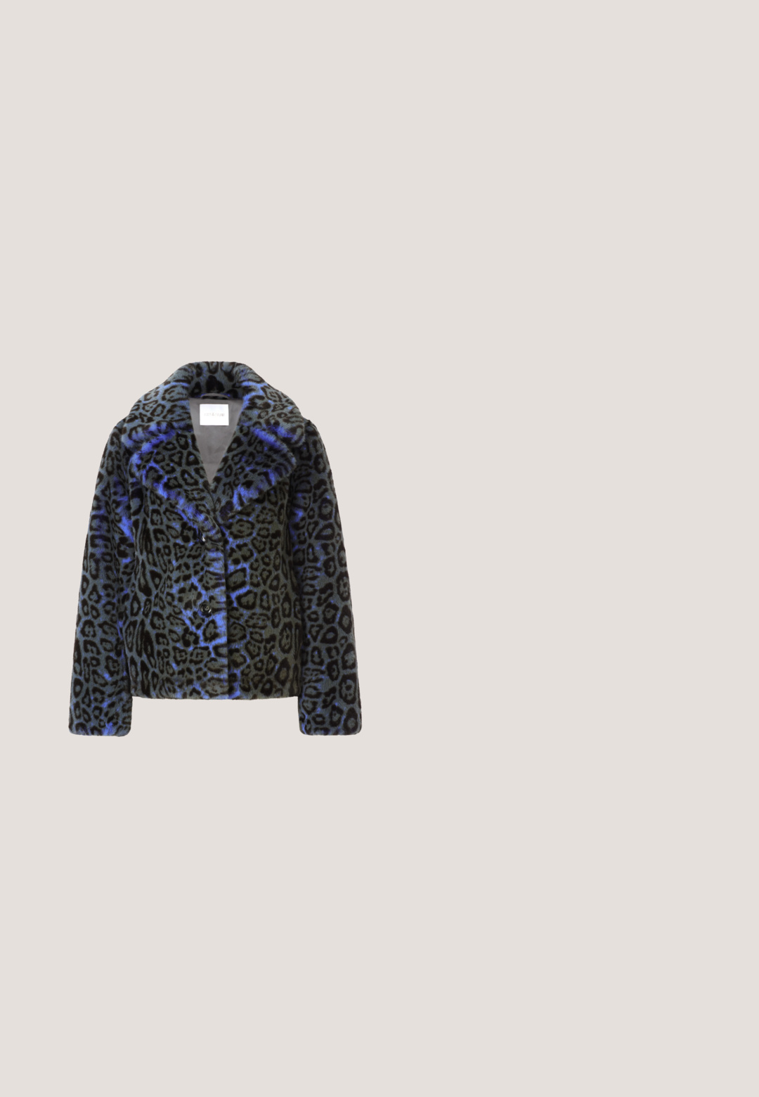 Veste à imprimé léopard gris avec accents bleus, en matériau doux semblable à de la fourrure, dotée d'un col à revers et de deux fermetures à bouton à l'avant.; Top court en maille bleu à manches longues avec un design torsadé à l'avant et une texture subtilement scintillante.; Pantalon évasé couleur sarcelle en velours doux, doté d'une taille haute et d'une texture lisse, se rétrécissant vers l'ourlet avec de légères ouvertures.; Escarpin bleu en satin à talon haut avec bride arrière, bout pointu et médaillon décoratif doré sur le devant.; Petit sac à main bleu avec une bandoulière en chaîne dorée, décoré d'un grand motif homard bleu et or fait de perles et de sequins.; Collier en argent avec une rangée de grosses pierres précieuses bleu clair taillées en coussin, espacées régulièrement, avec un fermoir mousqueton et une chaîne réglable.