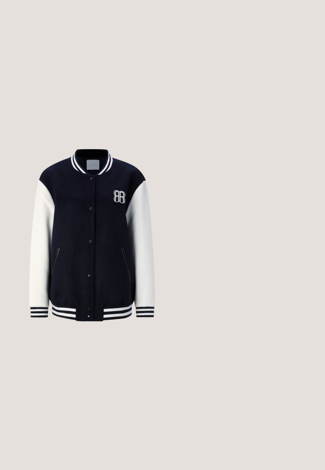 Veste universitaire bleu marine et blanche en mélange de laine, avec poignets et ourlet côtelés, fermeture à boutons-pression, logo brodé et poches latérales.; Chemise en lin avec des rayures verticales bleu et blanc, dotée d'un col arrondi, de manches trois-quarts et de deux poches avant.; Jean en denim bleu foncé à jambes larges avec cinq poches et détails de rivets en cuivre sur un fond clair uni.; Chaussure Mary Jane en cuir marron avec petit talon bloc et bride à boucle dorée, vue latérale sur fond blanc.; Petit sac à main en cuir fuchsia avec poignée supérieure, fermoir circulaire doré et bandoulière amovible sur fond uni.; Bracelet chaîne en or avec un ornement hexagonal présentant un grand gemme carré clair entouré de petites pierres étincelantes.