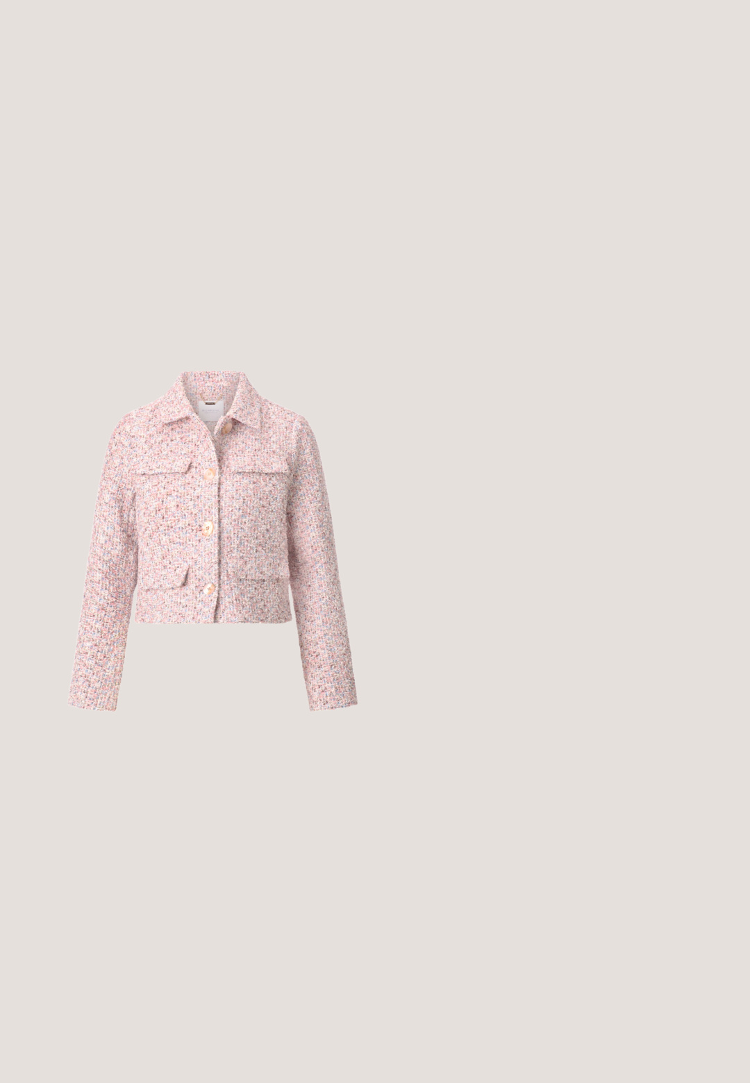 Kort roze tweedjasje met lange mouwen, knopen aan de voorkant, puntige kraag en twee borstzakken.; Roze blouse met lange, uitlopende mouwen en een V-hals. Gemaakt van lichtgewicht stof met een gladde textuur en een ontspannen pasvorm.; Roze en witte gestreepte wijde broek met een elastische tailleband en trekkoord, gemaakt van een zachte katoenstof en met een relaxte pasvorm.; Roze suède espadrille sandalen met open teen, enkelriem, geweven detail op de hak, middenzool van jute touw en een rubberen buitenzool met structuur.; Lichtroze, halvemaanvormige handtas met enkele gebogen schouderband en gouden rits, voorzien van een klein gouden "Furla"-logo onderaan in het midden.; Fijne gouden ketting met een vlinderhanger versierd met roze en witte stenen, en een kleinere vlinderbedel die eronder hangt.