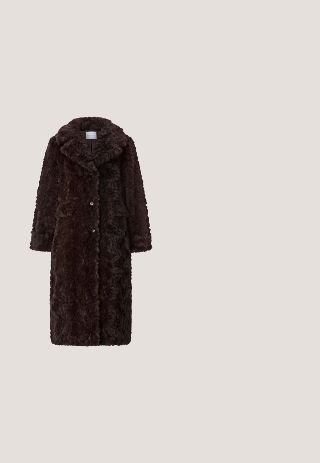 Lange donkerbruine nep-bontjas met brede kraag, knoopsluiting en twee voorzakken.; Bruine midi-jurk met lange mouwen van geplooide stof, ruchtrand aan de voorkant en een dunne strikceintuur in de taille.; Bruine suède kniehoge laarzen met een licht afgeronde neus en een lage blokhak. Kenmerkt zich door subtiele stikdetails langs de zijkanten.; Schildpadbril met een geometrisch ontwerp, donkerbruine glazen en dikke monturen. De randen hebben scherpe sneden voor een onderscheidende vorm.; Donkerbruine leren schoudertas met gouden gesp en merk "Lancaster Paris" aan de voorkant, voorzien van een enkele afneembare band.; Gouden ketting met ovale en cilindrische donkerrode stenen kralen, gelijkmatig verdeeld langs de ketting op een witte achtergrond.