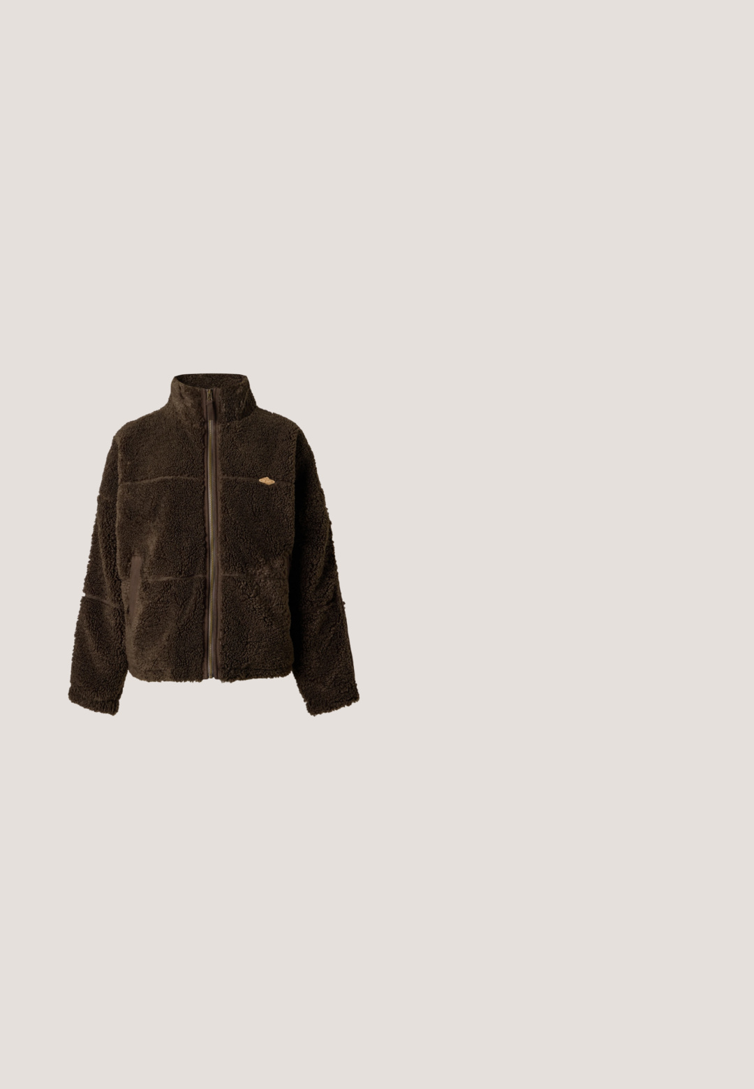 Veste polaire marron à col montant avec fermeture éclair intégrale devant et poches latérales, réalisée dans un tissu épais, texturé et doux.; Pull polaire gris-brun avec col demi-zip. Présente le logo GAP sur la poitrine et des poignets élastiques aux manches. Texture douce.; Chemise henley à manches longues vert olive côtelée, avec quatre boutons blancs et petit logo animal près de l'ourlet inférieur.; Pantalons larges noirs en tissu doux, avec une fermeture à bouton à l'avant, des lignes épurées et un design minimaliste sans motifs.; Baskets en velours côtelé marron avec trois bandes Velcro, semelle en caoutchouc blanc et tissu texturé pour plus de détail.; Sac de sport en tissu marron avec poignées doubles, bandoulière ajustable, poche avant plissée avec cordon de serrage, et compartiment principal zippé.