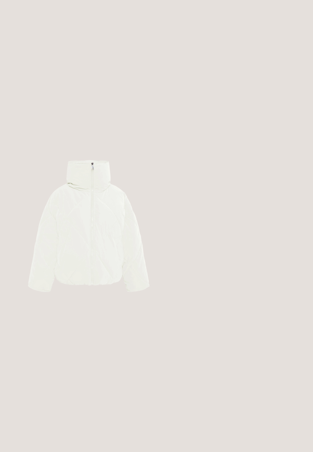 Puffjakke i off-white med høj krave, frontlynlås og diamantquiltet mønster. Fremstillet af et glat, blankt materiale.; Sort sweatshirt med lange ærmer og rund hals med ribkanter ved ærmer og linning, som viser diskret præget tekst henover brystet.; Hvid T-shirt med kortærmet rund hals, let opkørte ærmer og lige kant.; Beige bukser med vide ben og elastisk talje med to hvide striber og diskret tekst på båndet.; Hvid atletiksko med tekstureret overdel, gyldent swoosh-logo, røde detaljer ved hælen og grå snørebånd. Hævet sål for ekstra stødabsorbering.; Lysegrå ribbet stoftaske med to håndtag, ledsaget af en matchende lille lynlåset pung på hvid baggrund.