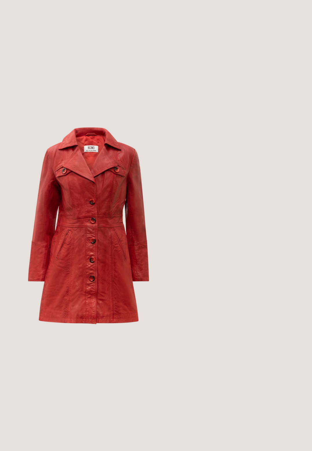 Rød læder trenchcoat med krave, knaplukning og to forlommer. Har en figursyet talje og glat tekstur.; Rød blondekjole med lange puffærmer, V-udskæring og en lagdelt kant. Har blomster mønster og elastiske manchetter. Letvægtsmateriale.; Elara Cowboy- / bikerstøvler - rot; Røde plastik solbriller med firkantede rammer, gradient grå linser og guldaccent på stangen, med en glat, blank overflade.; Rektangulær håndtaske med lodrette røde, hvide og grå striber, røde håndtag, aftagelig rem og rød "JOOP!" tekst med blomsterdesign på fronten.; Rødt justerbart snørebåndarmbånd med gyldne perler, der staver L O M L, og en lille guldfarvet hjerteformet lås.