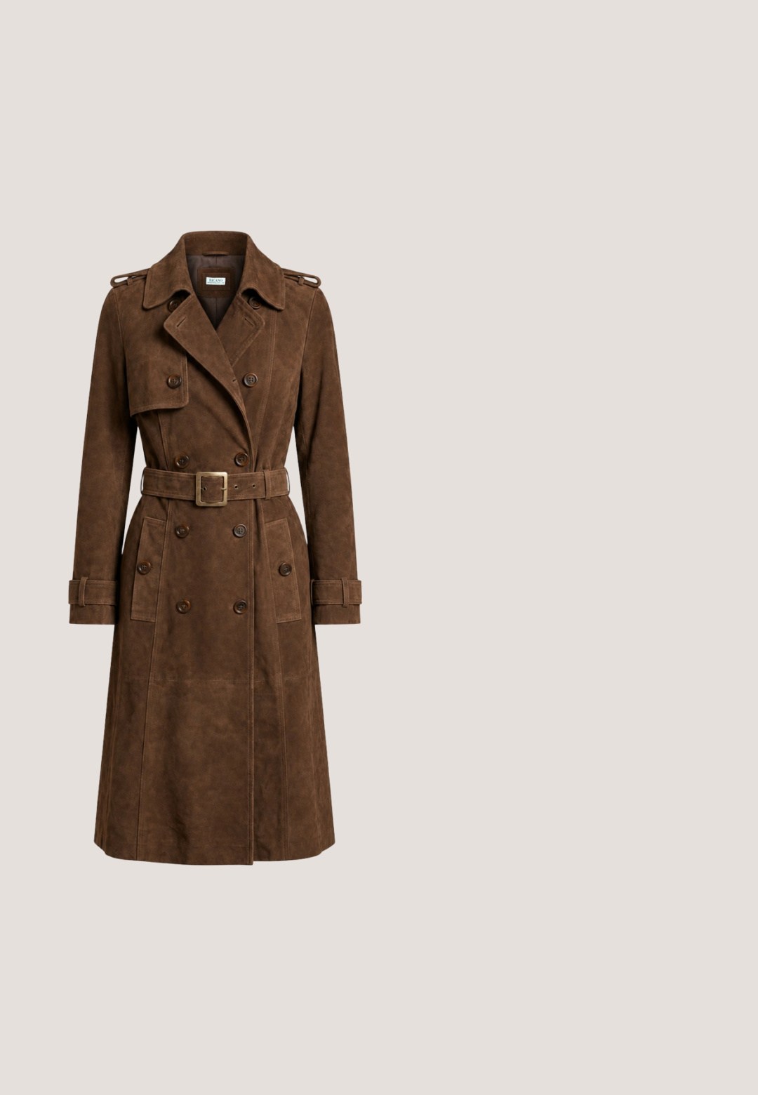 Brun ruskind dobbeltbrystet trenchcoat med bred krave, bælte i taljen, knapmanchetter, klaplommer og skulderstropper.; Langærmet, mørk burgundy ribstrikket kjole med frontknapper, to brystlommer, et matchende bælte med firkantet spænde og knapmanchetter.; Brune ruskind knæhøj støvle med spids tå og en chunky firkantet hæl. Glat texture med en tætsiddende skaft og ingen synlige lukninger.; Ovale brune skildpaddemønstret solbriller med lilla linser og gyldne dekorative detaljer på stængerne, der hviler på en hvid overflade.; Brun læderhåndtaske med en guldkæde som rem og en stor oval lukning med et øjenmotiv. Glat tekstur og struktureret form.; Brunt perlearmbånd med farverige ædelstens-accenter i pink, lilla og grøn, med guldfarvet metal og lås med hummerlås.
