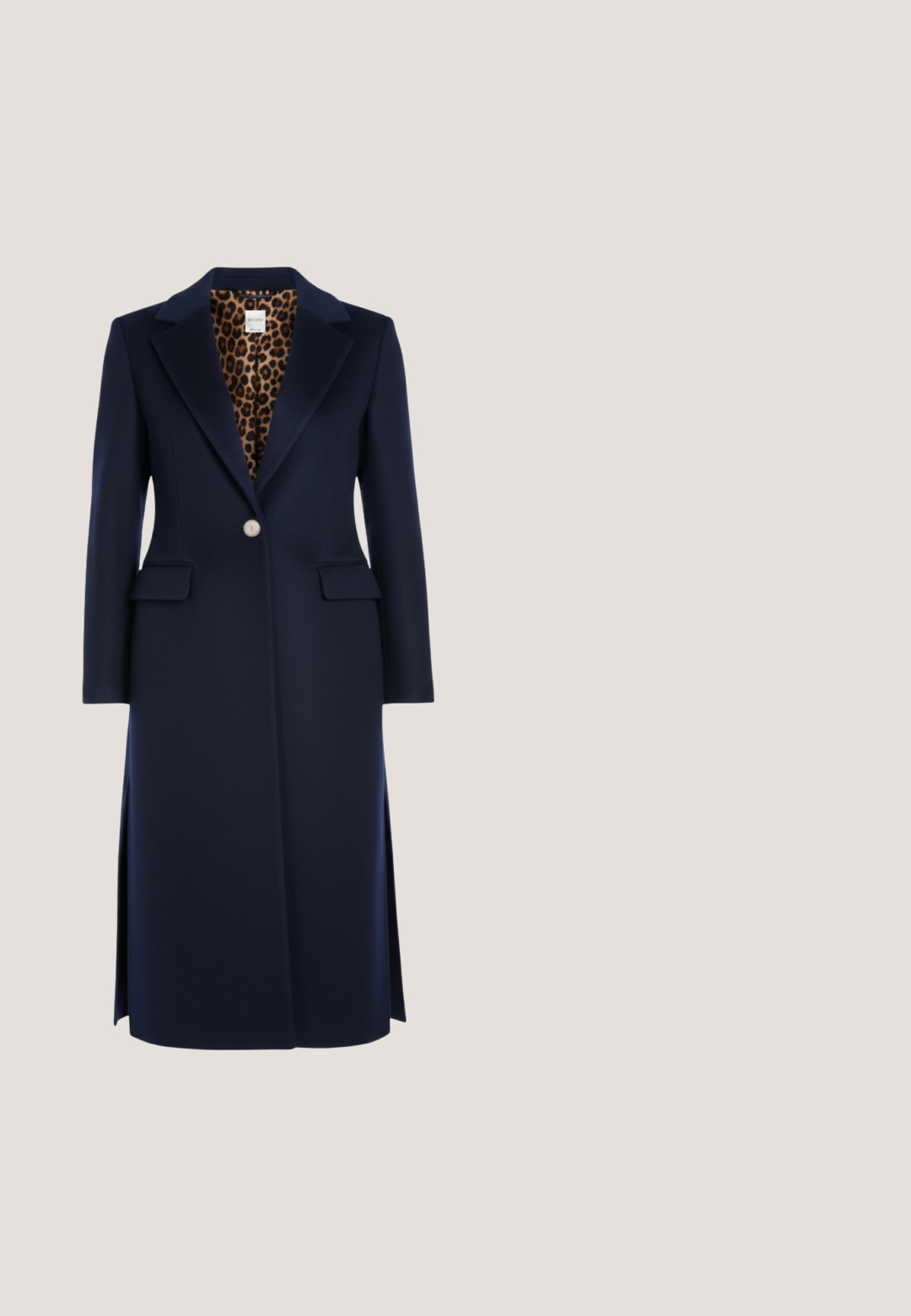 Manteau en mélange de laine bleu marine à coupe longue et ajustée, avec des revers crantés, deux poches avant et une doublure imprimée léopard. Fermeture par un unique bouton.; Pull tricot à manches longues bleu clair avec texture côtelée et poignets rayés blancs et navy, doté d'un col rond.; Pantalons ajustés bleu marine avec une coupe droite, dotés d'une fermeture à bouton sur le devant et de détails de plis discrets. Texture de tissu lisse.; Baskets en daim bleu clair, avec des accents beiges et un détail métallique argenté. Semelle intermédiaire blanche et semelle extérieure en caoutchouc noir. Conception à lacets.; Sac à bandoulière en cuir texturé bleu avec sangle réglable et fermoir rectangulaire argenté sur le rabat avant.; Bague en argent présentant un bandeau lisse avec un design torsadé. La finition polie met en valeur la courbe élégante et la forme sans couture.