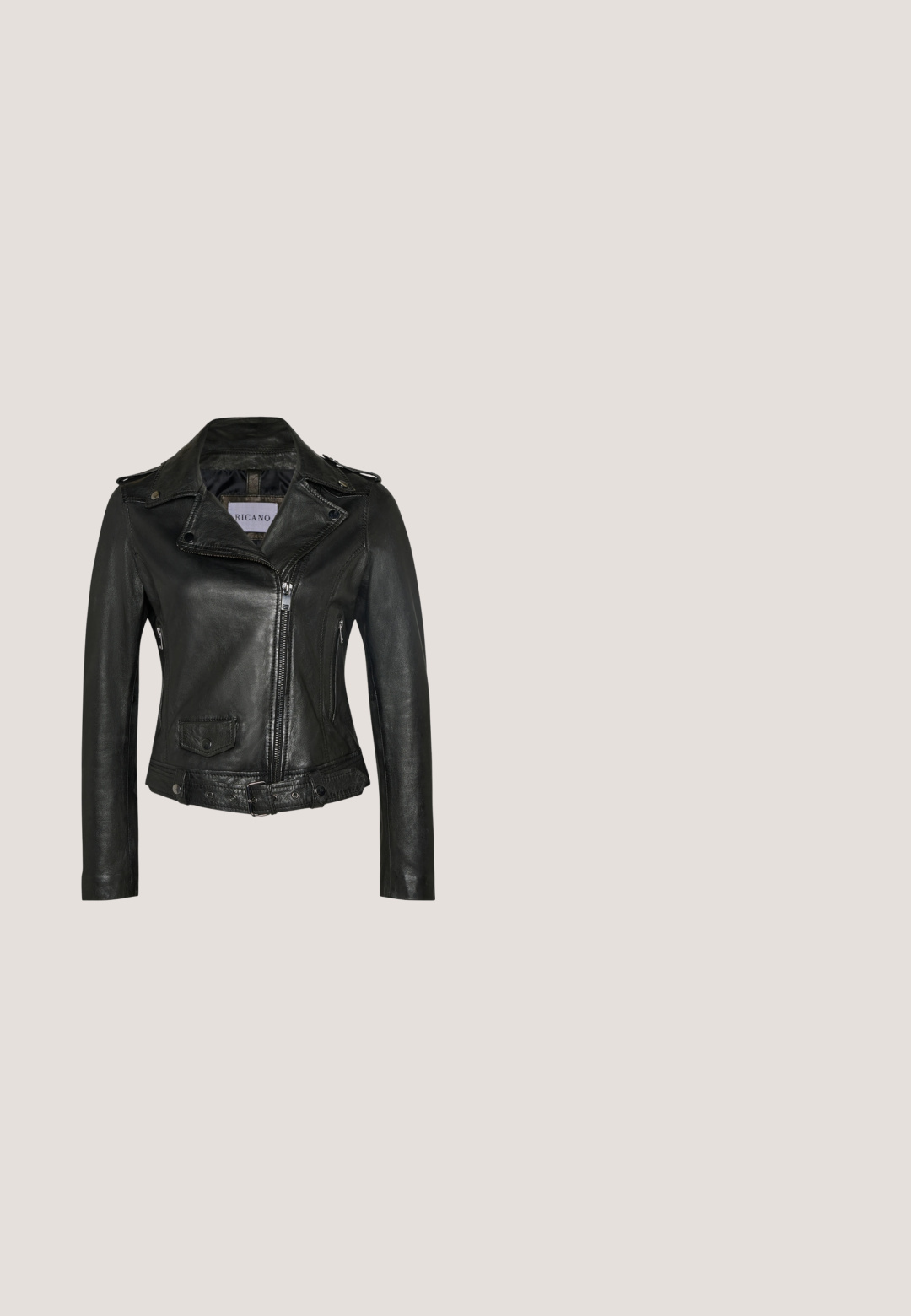 Zwarte leren motorjack met een brede kraag, diagonale rits, zijzakken en een gestructureerde afwerking. Voorzien van een ceintuur in de taille.; Grijze turtleneck trui met lange mouwen, gemaakt van een glinsterende brei-stof. Beschikt over een aansluitend ontwerp en een geribbelde kraag.; Zwarte op maat gemaakte broek van soepel stof. Heeft een vlakke voorkant, zijzakken en een slim fit ontwerp. Schoon, minimalistisch stijl.; Zwarte leren enkelboot met textuurafwerking, voorzien van vetersluiting, metalen hardwareaccenten en dikke rubberen zool met uitgesproken profiel.; Zwarte leren handtas met een klep ontwerp, zilveren ketting en leren schouderriem, met een diamantvormig metalen logo op de voorkant.; Zwarte leren riem met zilverkleurige ronde studs en een zilveren gesp, opgerold op een witte achtergrond.