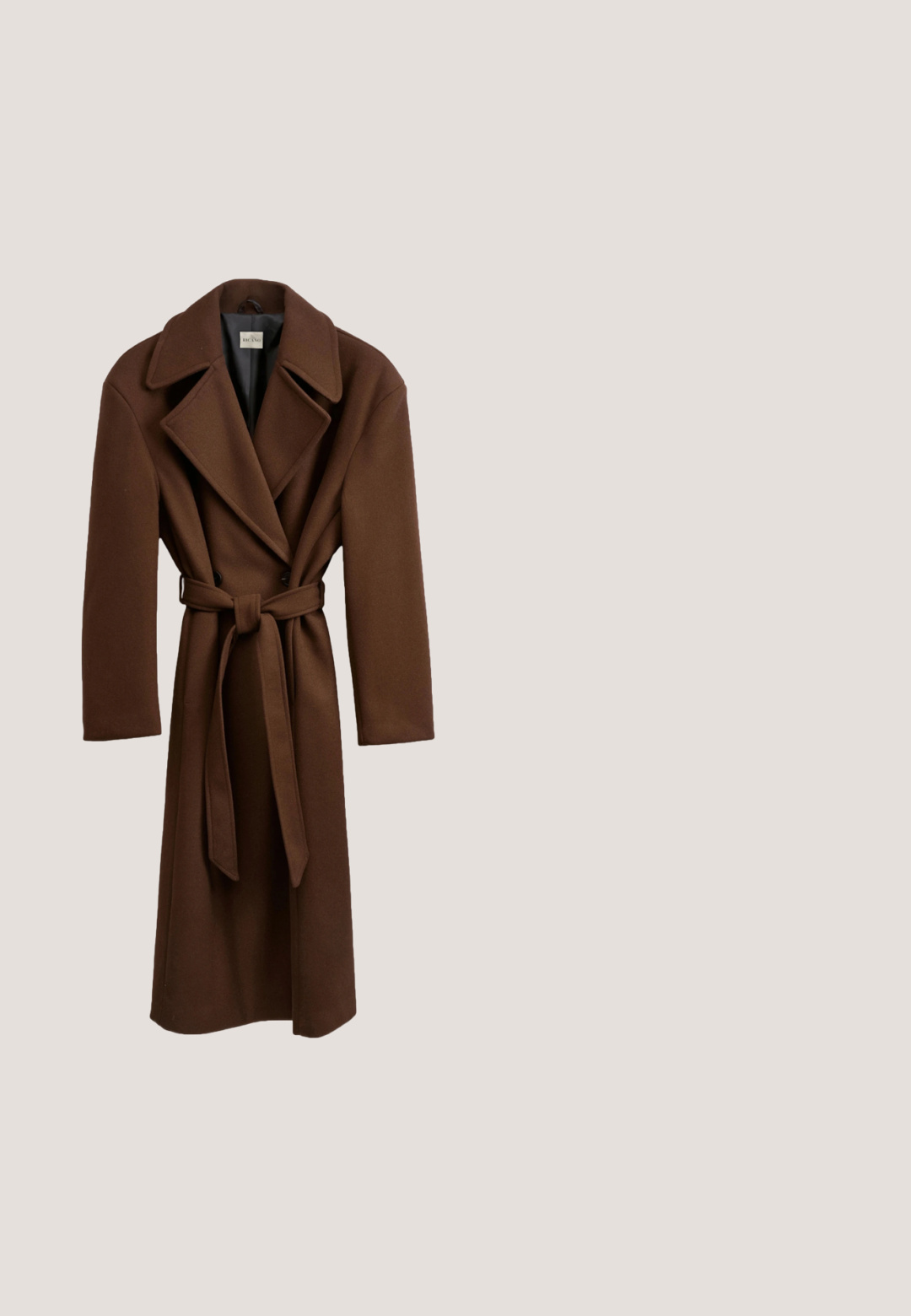 Brun uld trenchcoat med dobbeltknappet front, brede klapper, lange ærmer og en bundet taljebælte. Har en glat overflade.; CLOSED CREW NECK MINI DRESS - Strikkjoler - black; Sort højhælet støvle lavet af tekstureret materiale, med spids tå og et tætsiddende design, der strækker sig til midt på læggen med lynlås.; Sorte katteøje-solbriller med mørke linser, prydet med sølvfarvede detaljer langs den øverste kant. Slank, glossy plastikramme.; Brun ruskind skuldertaske med gult Love Moschino-logo og lynlåslukning øverst mod en ensfarvet lys baggrund.; Grønne harpiksmanchetarmbånd med sølvender, der har en glat finish og buet design, som fremhæver kontrasterende materialer og former.