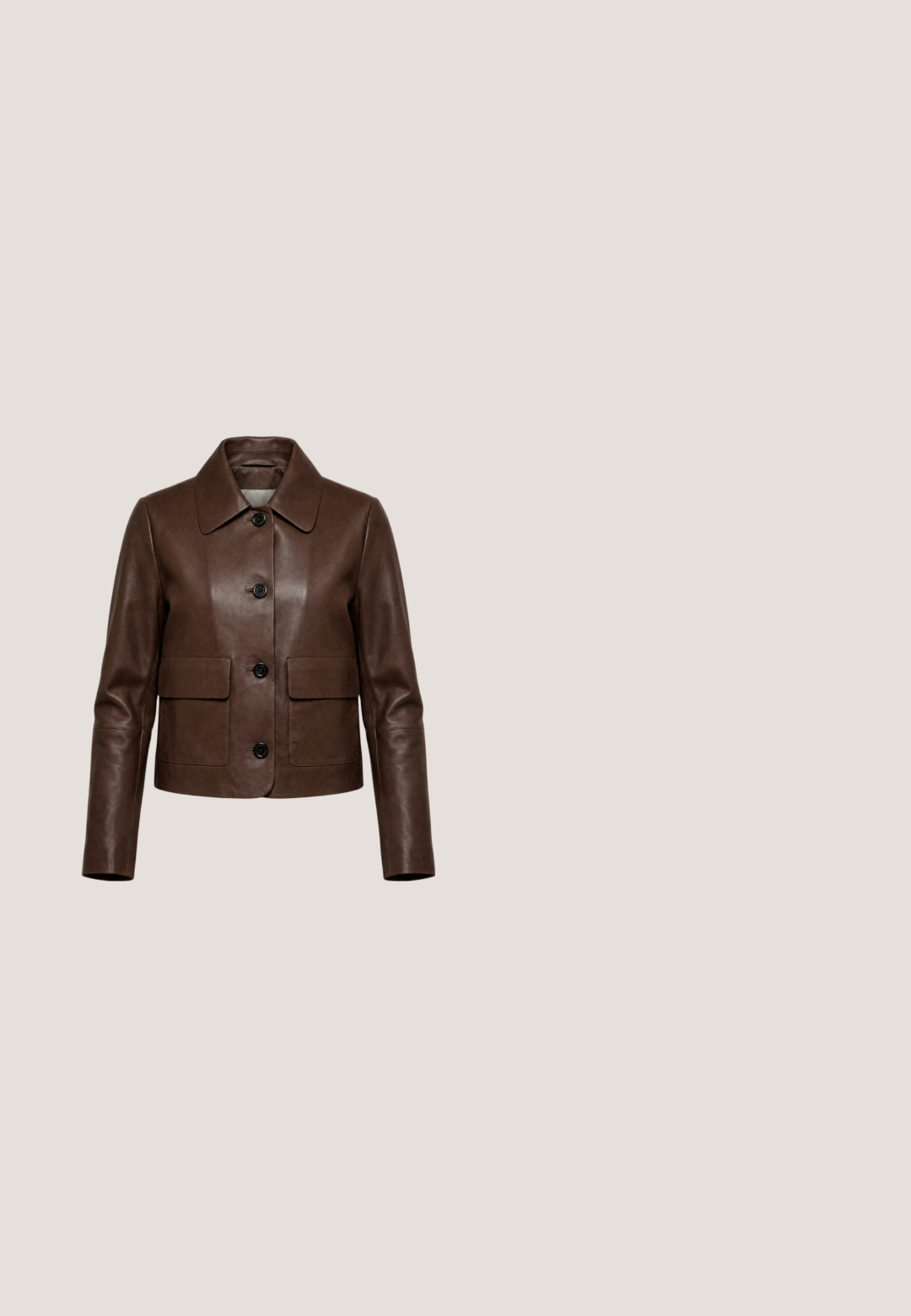 Bruine leren jas met lange mouwen, vier zwarte knopen aan de voorkant, brede kraag en twee grote klepzakken aan de voorkant, getoond op een witte achtergrond.; Bruine blouse met lange mouwen, knopen, kraag en manchetten, plat uitgespreid op een witte achtergrond.; Bruine broek met rechte pijpen, voorzijde met knoop en rits, riemlussen en zijzakken, plat uitgestald op een witte achtergrond.; Bruine leren cowboylaars met een puntige neus, decoratieve stiksels op de schacht en een lage gestapelde hak. Gladde textuur met een gepolijste afwerking.; Donkerbruine suède schoudertas met een brede handgreep en subtiele branding in de rechterbenedenhoek tegen een effen achtergrond.; Delicate gouden ketting met barnsteen in het midden, klein gouden bedeltje naast de steen en hangende gouden druppelvormige hanger op witte achtergrond.