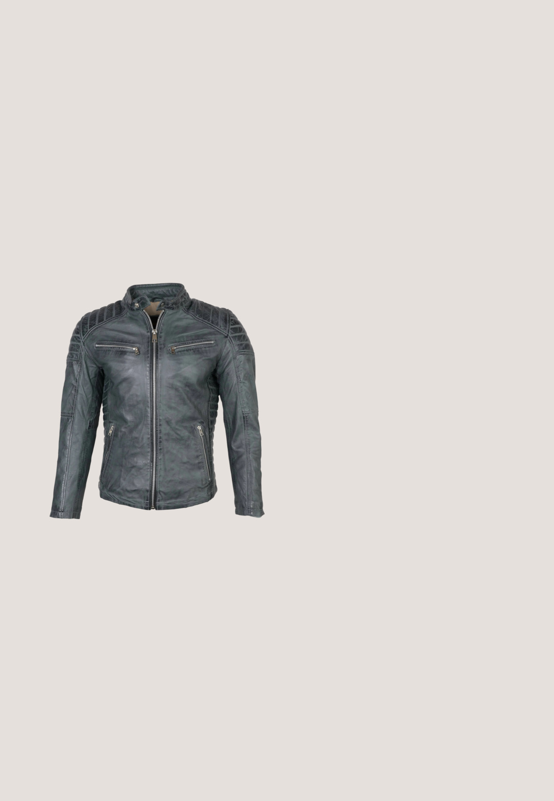 Zwarte leren jas met een gestructureerde afwerking, opstaande kraag, gewatteerde schouderaccenten, twee ritsen aan de voorkant en een centrale ritssluiting.; Zwarte kabelgebreide sweater met een ritssluiting bij de kraag en een contrasterende gestreepte ribbels bij de hals. Beschikt over lange mouwen en een gestructureerde stof.; Zwarte t-shirt met korte mouwen van een gestructureerde stof, met witte accenten op de manchetten. ronde halslijn, relaxte pasvorm.; Blauwe denim jeans met een rechte pasvorm, voorzien van versleten plekken, vijf zakken en een knoopsluiting. Klassiek mid-rise ontwerp.; Zwarte hoge sneakers van textuurleer met een vetersluiting, een gevoerd kraagje en een contrasterende rubberen zool.; Zwarte leren schoudertas met geperst "CK"-patroon, zilverkleurige gespen en verstelbare riem, ontworpen voor het dragen van laptops of documenten.