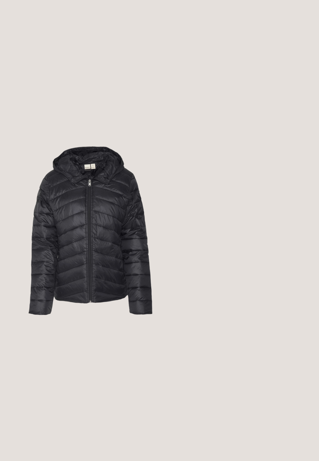 Sort puffjakke med lynlås, chevron-quiltet mønster og aftagelig hætte, lavet af letvægts, glansfuld stof.; DL1961 ZITA - Skjortebluser - black; Mørkeblå lige ben jeans med fem lommer, knap- og lynlås lukning samt kontrastsyninger.; Sort ankelstøvle i læder med elastiske sidepaneler, rund tå og en tyk, tekstureret sål. Glat finish med et minimalistisk design.; Sort håndtaske i syntetisk materiale med præget logodesign. Den har en rund form, slank profil og en justerbar stropp.; Sølvfarvede hængende øreringe med cirkulært design, der har en center klar rhinsten omgivet af mindre rhinsten.