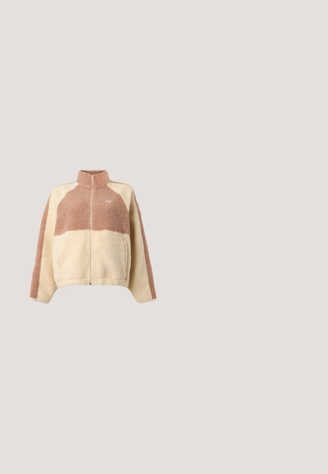 Fleecejack met een volledige rits aan de voorkant, hoge kraag en kleurvlakken in beige en lichtbruin, met een klein hartlogo op de borst.; Bruine cropped T-shirt met korte mouwen met een horizontale rij roze hibiscusbloemen en de merknaam Roxy boven het ontwerp.; Bruine corduroy salopettes met brede pijpen, verstelbare bandjes en een voorkant vak. Zachte textuur met een verticale ribbelpatroon.; Lage platform sneaker met witte zool en beige stoffen bovenwerk met zwarte en roze luipaardprint en witte veters.; Handtas met bloemenprint en een gebogen vorm, voornamelijk crèmekleurig met roze rozen, voorzien van een roze bandje en een zilverkleurig logoaccent. Gladde textuur.; Een paar gepolijste gouden oorringen met dunne pennen en scharnierende sluitingen, tentoongesteld op een effen lichtgrijze achtergrond.