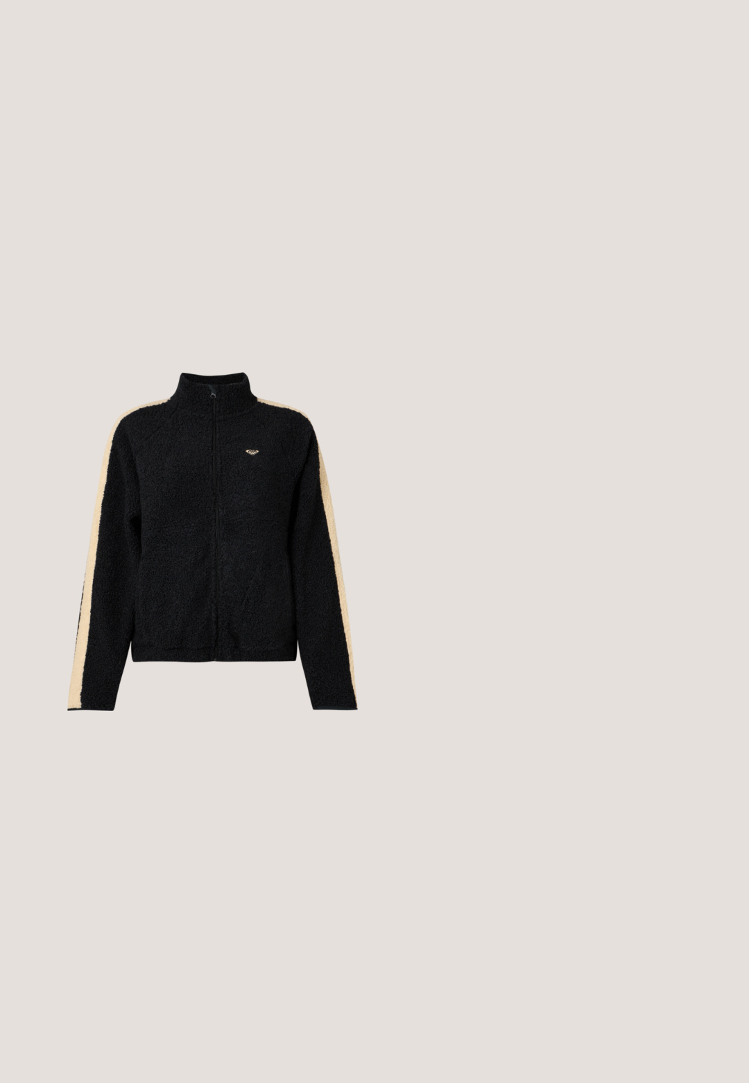Zwarte fleece jas met volledige ritssluiting aan de voorkant, hoge kraag, beige strepen langs de mouwen en klein logo op de linkerborst.; Zwarte katoenen t-shirt met korte mouwen, ronde hals, met een blauwe "obey"-logo op de linkerkant van de borst. Glad materiaal, standaard pasvorm.; Donkerblauwe broek met rechte pijpen, een elastische tailleband en een trekkoord, voorzien van twee opgestikte zakken aan de voorkant.; Zwarte sportschoenen met bovenwerk van suède en synthetisch materiaal, met een gestructureerd ontwerp, afgeronde neus en een platte zool. Zilveren logo-accent aan de zijkant.; Zwarte tote bag met een geometrisch patroon, ritsluiting en dubbele grijze stoffen hengsels. Heeft een ruime binnenkant en een gestructureerde vorm.; Hartvormige oorbellen van witte kunststof met zilveren hardware. Bevat "Guess" in grijze letters. Glad oppervlak en gepolijste afwerking.
