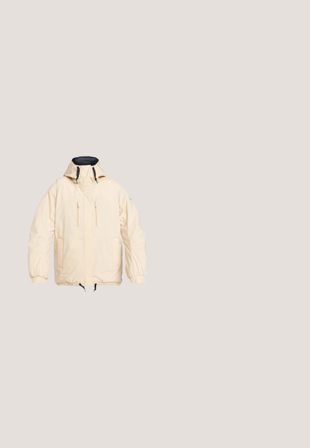 Veste à capuche beige clair, avec fermeture éclair à l'avant, poignets élastiques et deux poches zippées sur la poitrine. Présente un tissu texturé et une doublure intérieure noire.; Pull de fleece beige texturé avec un col haut, une fermeture éclair mi-longue et une poche avant. Il possède des manches larges et un ourlet arrondi.; T-shirt beige à manches courtes et col rond avec une coupe décontractée présenté sur un fond clair.; Shorts décontractés blanc cassé avec taille élastique et cordon noué, conçus pour le confort et une allure décontractée.; Bottine en suède gris avec des panneaux latéraux élastiques et une languette, dotée d'une semelle en caoutchouc beige épaisse et d'un branding minimal sur le talon.; Sac fourre-tout en toile avec corps crème, fond noir et poignées. Présente des coutures blanches et le logo "LeGer" à l'avant.