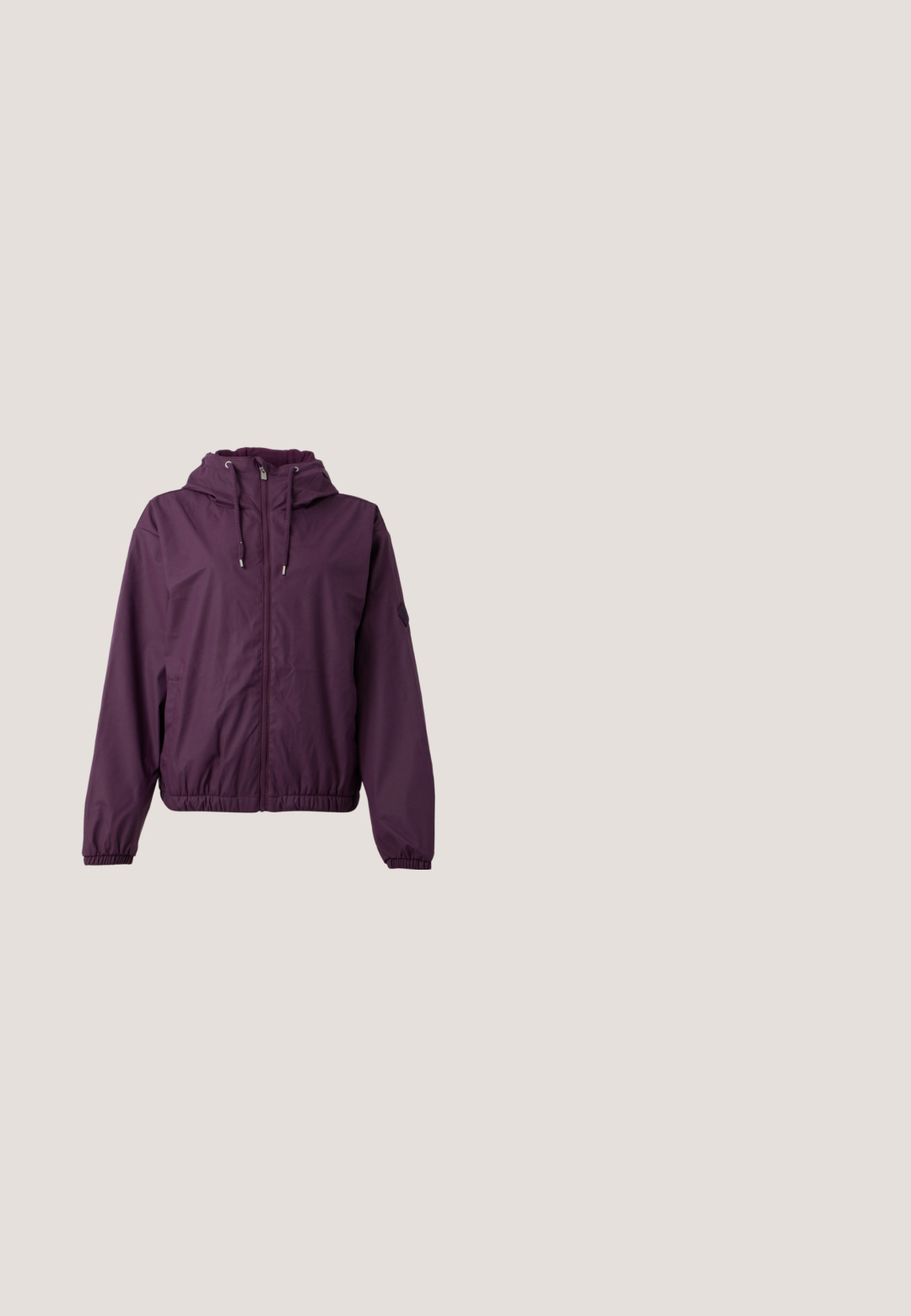 Veste à capuche violette avec fermeture éclair sur le devant, capuche avec cordon, poignets élastiques et ourlet élastique, présentée sur fond blanc.; T-shirt manches courtes rouge foncé col rond avec un petit logo rond centré sous l'encolure, présenté sur un fond uni.; GAP Petite HERITAGE - Pantalon de survêtement - ruby wine; Baskets en suède bordeaux avec des accents en maille, à lacets sur le devant, et semelles en caoutchouc, associées à un jean bleu clair, légèrement effiloché en bas.; Femme portant un chemisier à motif noir et blanc tenant un sac à main rouge brillant sur un fond uni.; Deux colliers en argent sur fond blanc, l'un avec un pendentif en cristal en forme de goutte, l'autre avec des maillons ovales en cristal.