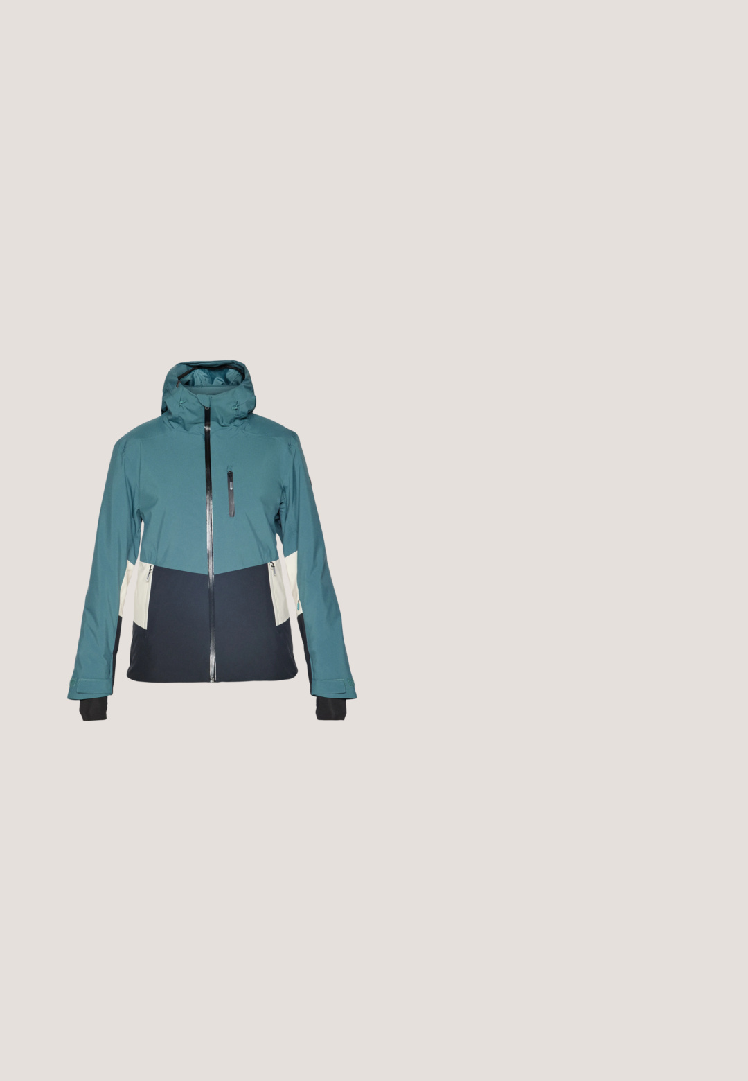 Veste turquoise et noire avec une capuche ajustée, fermeture éclair et poches zippées. Présente des panneaux crème contrastants et des poignets élastiques.; Pull en polaire crème à col montant, avec un zip demi-long et des poches latérales. Il présente une surface texturée et douce ainsi qu'un petit écusson de marque au bas.; Haut ajusté à manches longues avec une lueur métallique marron, présentant un décolleté asymétrique drapé sur l'épaule gauche.; Pantalons d'extérieur bleus avec des patchs en tissu noir aux genoux, deux poches latérales zippées, une ceinture flexible et une coupe ajustée. Fabriqués en tissu durable.; Bottes noires imperméables avec une tige flexible et une semelle en caoutchouc. Surface texturée, bout rond et semelle robustes pour une meilleure adhérence.; Lunettes de soleil ovales vert foncé avec verres marron dégradés et un petit logo sur la branche, sur un fond clair uni.