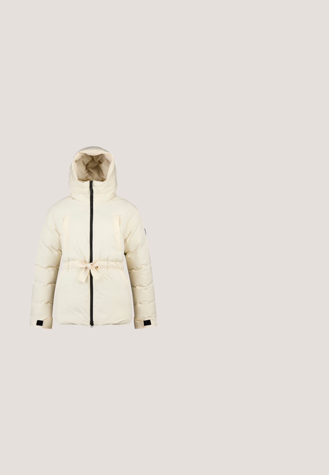 Cremefarvet polstret jakke med hætte, frontlynlås, justerbar talje bånd og velcro håndledsremme, designet til koldt vejr.; Hvid sweater med lange ærmer og en høj krave, der har et sort geometrisk mønster over brystet og ved ærmeenderne.; Sort vandtæt overall med justerbare skulderstropper, frontlynlås, to sidelommer og elastiske manchetter ved anklerne.; Sort vandtæt støvle med krave af kunstpels, snørebånd foran, gummisål og en kontrasterende beige stribe langs sålen. Dekorative hardwaredetaljer.; Sorte oktagonale solbriller med mørke linser, der har en markant plastikramme og sølvdetaljer på stængerne. Mærket "Vogue" vises.; Roxy GORE TEX FIZZ MITTEN - Luffer - true black