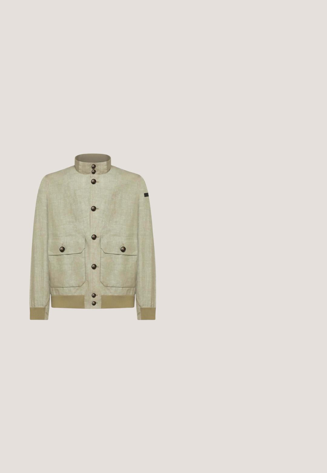 Chaqueta beige claro con botones, cuello mao, dos bolsillos delanteros con solapa, puños y bajo de canalé.; Sudadera verde texturizada con un patrón tejido, cuello redondo acanalado y mangas largas. El material parece suave y casual.; Camiseta de algodón blanca con mangas cortas y cuello redondo. Presenta un sutil parche de logo en el frente y un acento naranja en el cuello.; Pantalones verdes olivo confeccionados con una tela suave, con cierre de botón, trabillas para cinturón y puños enrollados para un ajuste a medida.; Botín Chelsea de ante marrón con paneles laterales elásticos, punta redonda y suela de goma negra texturizada. Presenta una lengüeta en la parte trasera.; Neceser rectangular de color marrón y verde oliva con cierre de cremallera, detalles en cuero, asa lateral y etiqueta cosida en el frente.
