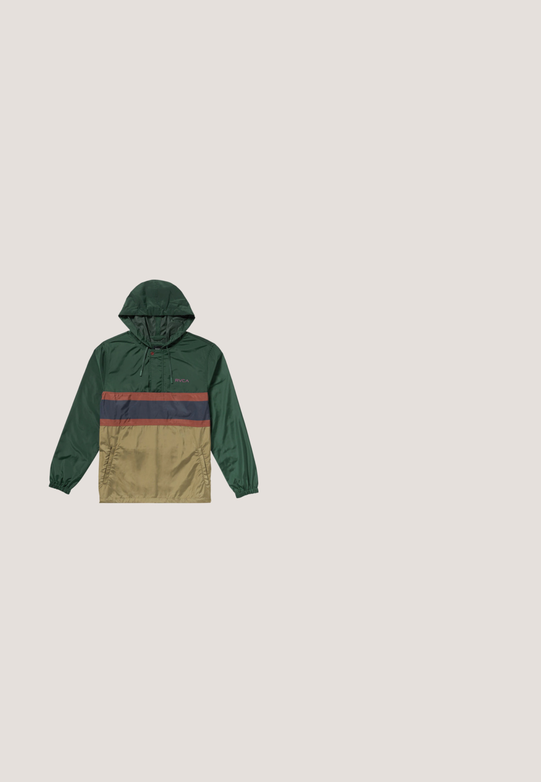 Grüne Kapuzenjacke mit einem Farbblockdesign, das dunkle grüne, braune und marineblaue horizontale Streifen aufweist; aus leichtem, glänzendem Material gefertigt.; Langärmliger Fleece-Pullover mit olivgrünem Oberteil und Ärmeln, beigem Unterteil und blauem Knopfkragen.; Dunkelgrünes T-Shirt mit kurzen Ärmeln, rundem Ausschnitt und kleinem beigen Quiksilver-Logo auf der linken Brust.; Hellblaue Jeans aus Denim mit lockerer Passform, Fünf-Taschen-Design und sichtbaren Nähten. Mit einem Markenetikett auf der Vordertasche.; Schwarze High-Top-Schuhe aus Wildleder und Stoff; verfügen über einen mit Fell gefütterten Kragen, Gummisohle und Schnürsystem; DC-Logo an der Seite.; Grüne Umhängetasche aus strapazierfähigem Stoff, mit einer Front-Reißverschlusstasche, einem schwarzen Tragegurt und einem horizontalen weißen Akzentgurt.