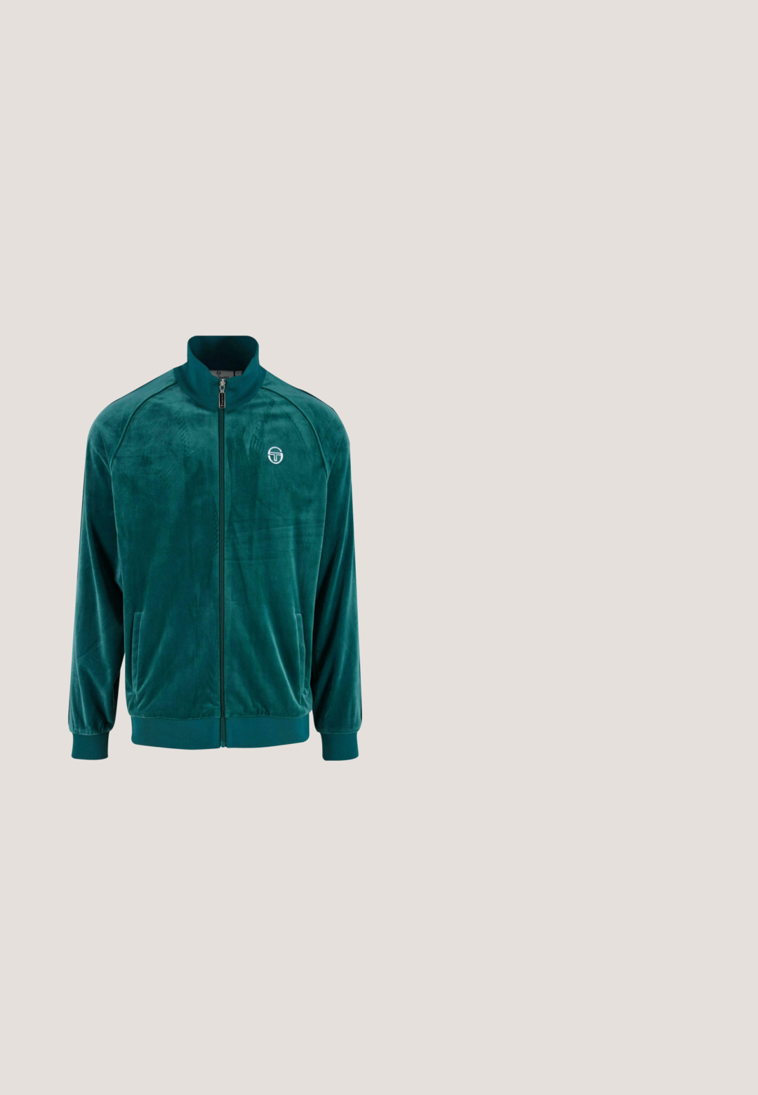 Türkise Velours-Halbjacke mit hohem Kragen, seitlichen Taschen, gerippten Bündchen und Saum, ausgestattet mit einem kleinen Logo auf der linken Brustseite.; Grüner Pullover mit einem Tennis-Motiv: Ein Bär in weißer Sportbekleidung hält einen Schläger und Tennisbälle, darunter befindet sich ein Text.; Grüne Shorts mit elastischem Bund und Kordelzug. Zwei Seitentaschen mit weißen Reißverschlüssen. Glattes, leichtes Material. Logo am Saum.; Dunkelgrüner gestrickter Sportschuh mit orangefarbenem Akzent auf weißer Sohle, Schnürverschluss vorne und Zuglasche an der Ferse, von der Seite gezeigt.; Schwarze Sonnenbrille mit grünen Akzenten, verspiegelt mit einem Farbverlaufseffekt, kantiges Design und Kunststoffrahmen.; Olivgrüne Bauchtasche aus strapazierfähigem Material, mit einem schwarzen Reißverschluss, einem reflektierenden hellblauen Streifen und einer Seitenbefestigung für Schlüssel.