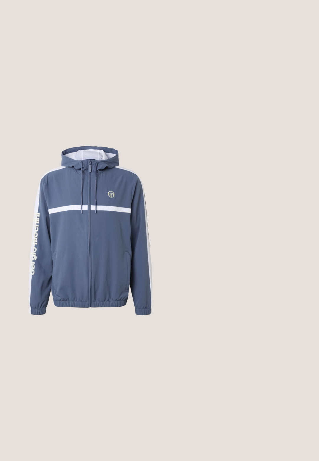 Blauer Kapuzenjacke mit Reißverschluss, weißer horizontaler Streifen über der Brust, weißen Streifen an den Ärmeln und dem Schriftzug "Sergio Tacchini" am linken Arm.; Marineblaues Kurzarm-Poloshirt mit Viertelreißverschluss und weißem EA7 Emporio Armani-Logo auf der linken Brust.; Marineblaue Badeshorts aus leichtem Material; mit einem elastischen Bund und einem kleinen Logodetail auf der unteren rechten Seite.; EA7 Emporio Armani CLAY - Tennisschuh für Sandplätze - white/china blue; Blaue rechteckige Sonnenbrille mit dunkel getönten Gläsern und einem dezenten Logo am Bügel, dargestellt vor weißem Hintergrund.; Zwei schwarze Stofftaschen mit Reißverschluss, eine rechteckig mit einer Reißverschlusstasche vorne und einem Logotag, die andere klein und oval mit geprägtem Markenlogo.