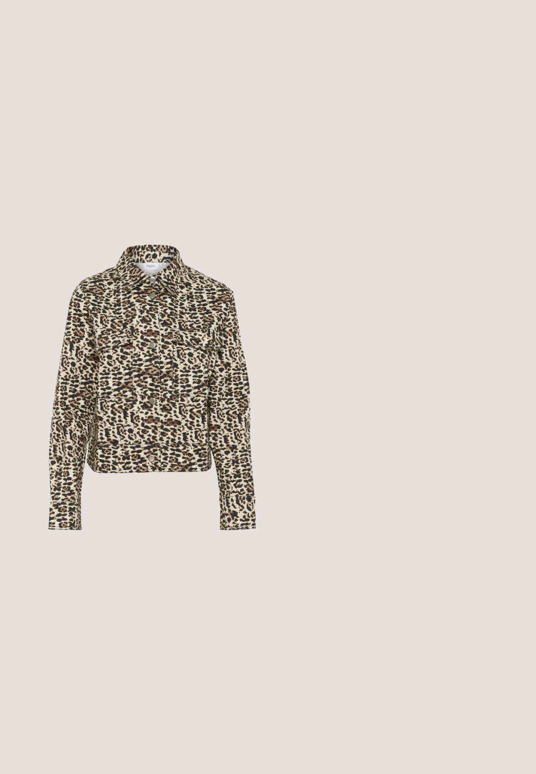 Chaqueta de piel de leopardo en beige y negro, con cuello, cierre de botones, dos bolsillos en el pecho y mangas largas con puños abotonados.; Vestido suéter de punto beige de manga larga con escote en V y puños y dobladillo acanalados, con un ajuste suelto y cómodo.; Zapatilla marrón de corte bajo con parte trasera texturizada, adornos de pedrería, tejido estampado, cordones marrón oscuro y suela plataforma blanca gruesa.; Gafas de sol carey con forma cuadrada, lentes degradados y un acento con logotipo dorado en el costado. La montura presenta una textura brillante.; Bolso de mano beige de cuero con patrones florales en relieve, asa superior, cierre de solapa y correa de hombro desmontable sobre fondo liso.; Pulsera de cadena de oro con una cuenta blanca decorada con un diseño grabado y acentos de cristal, terminada con un cierre seguro y una etiqueta triangular de logo.