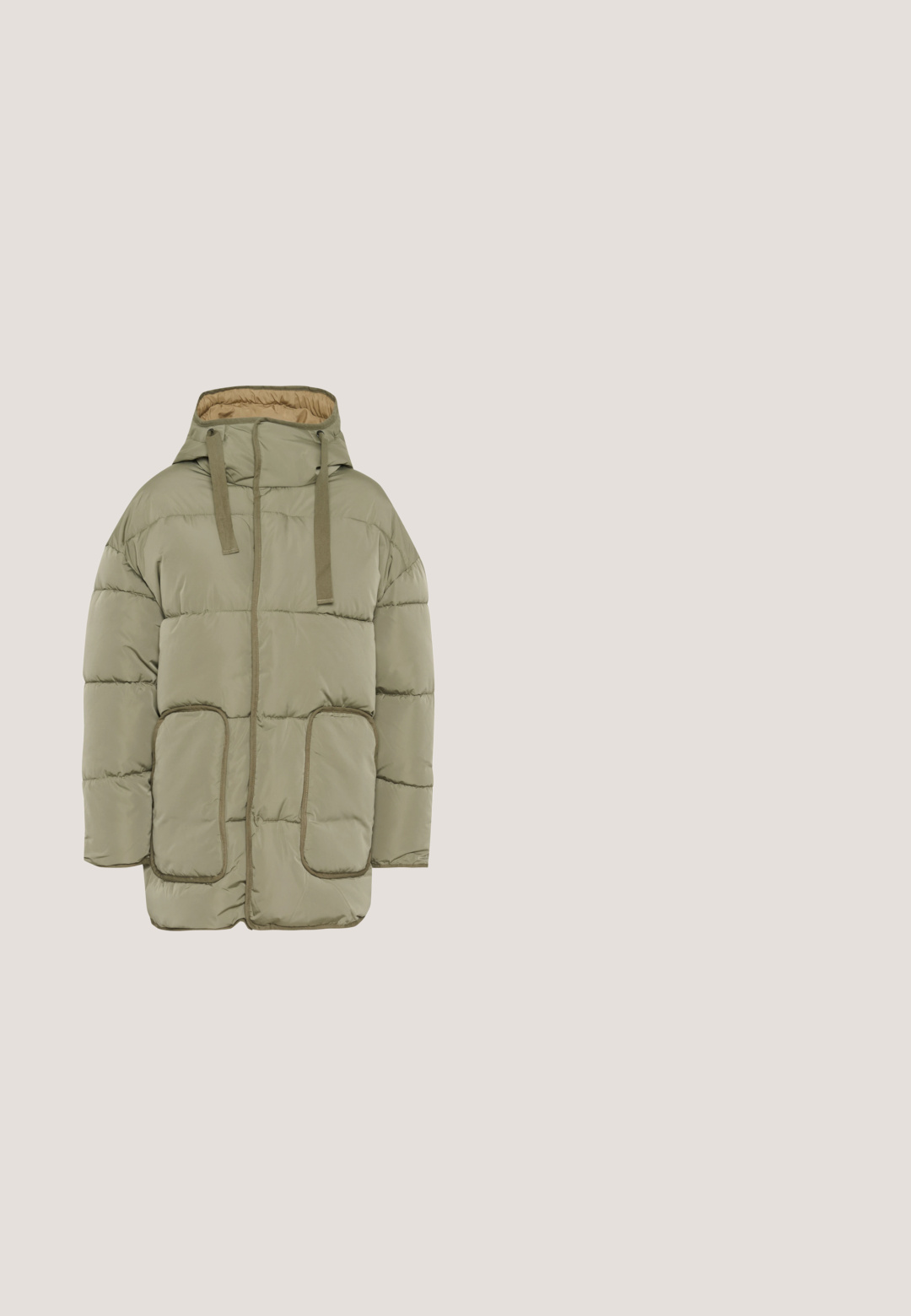 Parka acolchada en verde oliva apagado con capucha, forro beige, bolsillos frontales y costuras en contraste. Textura suave y corte oversize.; Suéter de punto beige claro con cuello redondo, mangas largas y puños acanalados. Presenta un ajuste holgado y un patrón texturizado en toda la prenda.; Pantalones beige de textura suave con cintura elástica, diseño de pierna recta y sin costuras visibles, adecuados para uso casual.; Botas de tobillo de ante beige con puntera redondeada, detalles cosidos, forro de borrego y suela de goma texturizada. Incluye una pequeña lengüeta en la parte posterior.; Bolso de un beige claro con un exterior texturizado y esponjoso y detalles en cuero marrón oscuro. Presenta un asa corta y una correa de hombro ajustable.; Par de pendientes de aro con textura y forma de corazón en tono dorado con cierre pequeño sobre fondo blanco.