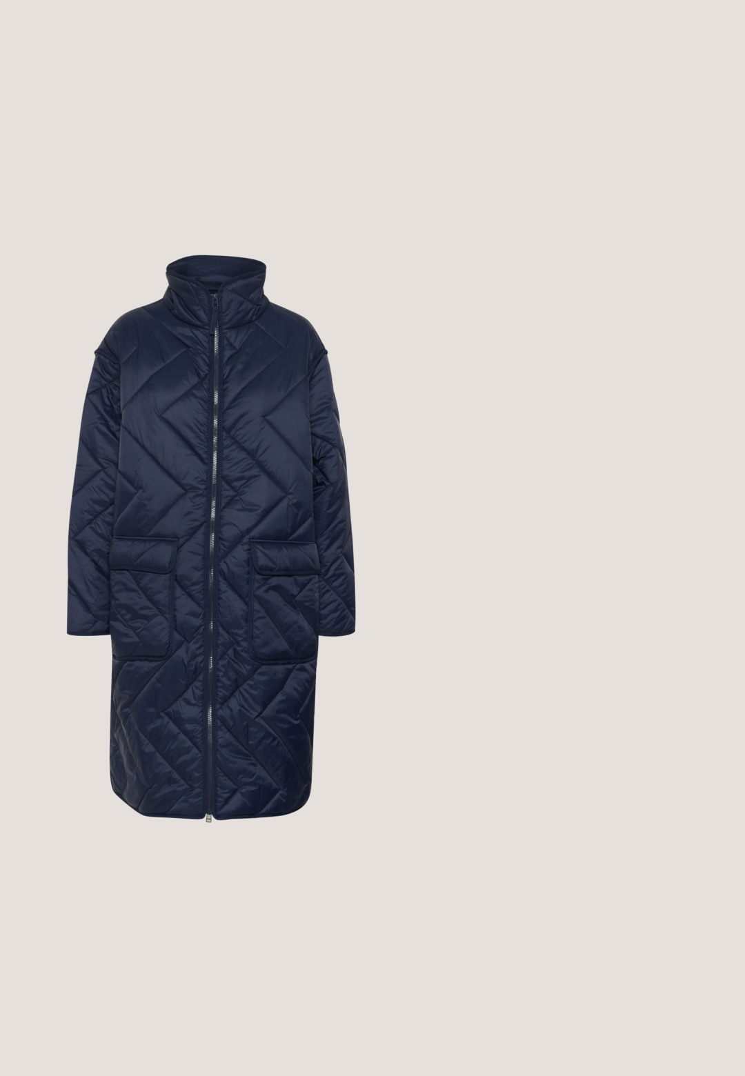 Manteau matelassé bleu marine, avec un col haut, une fermeture éclair frontale et deux grandes poches à rabat. Texture lisse et brillante avec un motif en diamant.; Pull en maille bleu marine avec un col en V, orné de motifs en câble, de poignets côtelés et d'un ourlet court. Fabriqué en fil épais et texturé.; Jean large taille haute bleu foncé avec poches avant, passants pour ceinture, fermeture par bouton et détails de coutures visibles.; Baskets basses blanches avec semelle épaisse, design lacé, perforations subtiles et marquage doré près du talon et de la languette.; Sac à main en cuir bleu marine en forme de croissant avec sangle réglable et petite pochette ronde pour pièces attachée avec fermeture éclair et garnitures argentées.; Boucles d'oreilles créoles argent avec pendentifs en forme d'étoile. Chaque étoile est ornée d'une petite pierre précieuse claire au centre, affichant une finition polie.