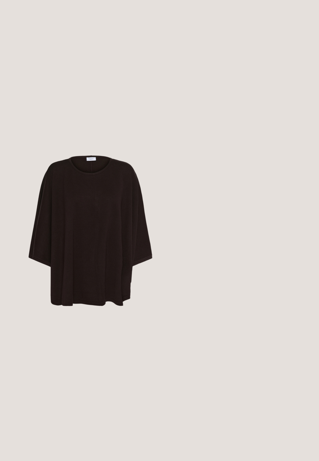 Blusa negra de gran tamaño con cuello redondo y mangas cortas. Hecha de una tela suave, presenta una textura sutil y un corte holgado.; Vestido midi sin mangas en un suave taupe claro, hecho de una mezcla de algodón suave. Presenta un escote redondeado y una silueta ajustada, con un sutil detalle del logotipo.; Sandalia tipo slide de ante marrón con dos correas ajustables que cuentan con hebillas transparentes. Plantilla de corcho y suela exterior de goma negra texturizada.; Gafas de sol rectangulares negras con lentes tintadas en ámbar y varillas delgadas, con sutiles detalles plateados en forma de T en la parte frontal del marco.; Bolso tote de ante marrón con una forma estructurada, que presenta un cierre de metal plateado y dos asas. Textura suave con costuras de acento.; Pulsera de cordón ajustable negro con un centro en forma de infinito dorado y un pequeño charm redondo dorado cerca del nudo.