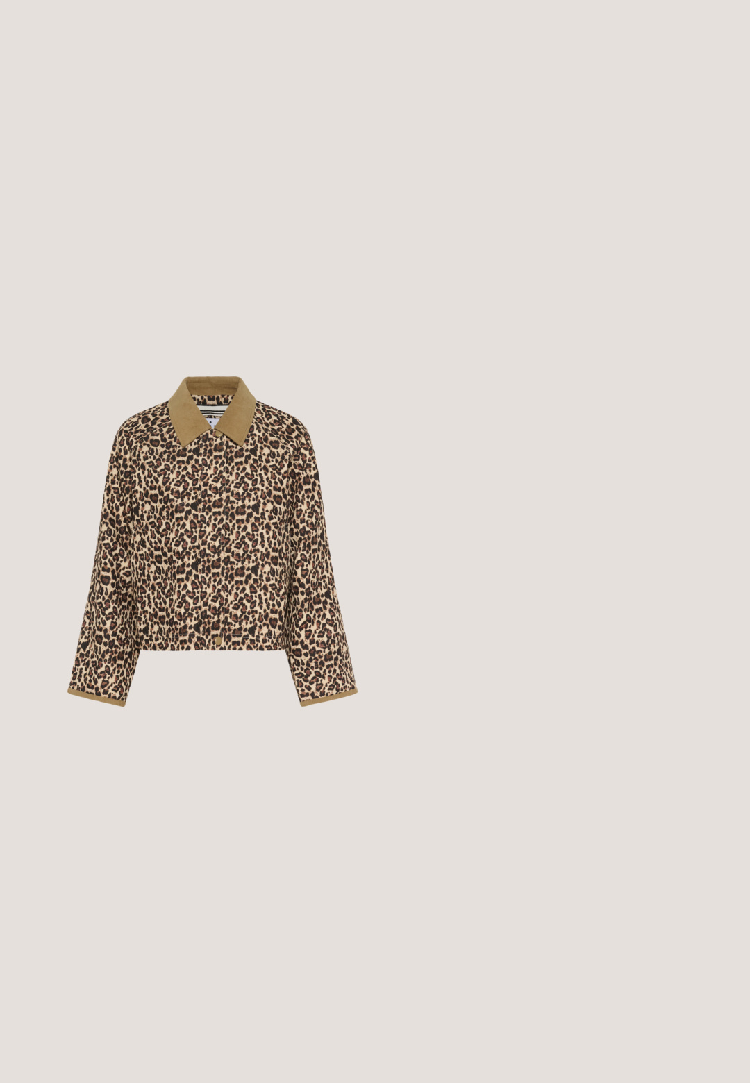 Veste courte en tissu imprimé léopard avec un col beige. Dispose de manches longues et d'une fermeture à boutons sur le devant.; Chemise à boutons en imprimé léopard dans un tissu beige et marron. Elle a des manches longues, un col et une poche poitrine.; Pantalon à jambes larges avec motif léopard marron et noir, taille élastique sur fond blanc.; Baskets à semelle épaisse avec dessus imprimé léopard beige et marron, lacets marron et languette au talon.; Grands et petits sacs imprimés léopard marron, le plus grand avec des poignées et le logo "REPLAY", posés sur un fond clair uni.; Collier chaîne en or avec des maillons rectangulaires et un petit pendentif sac à main en argent gravé "Steve Madden" suspendu au centre.