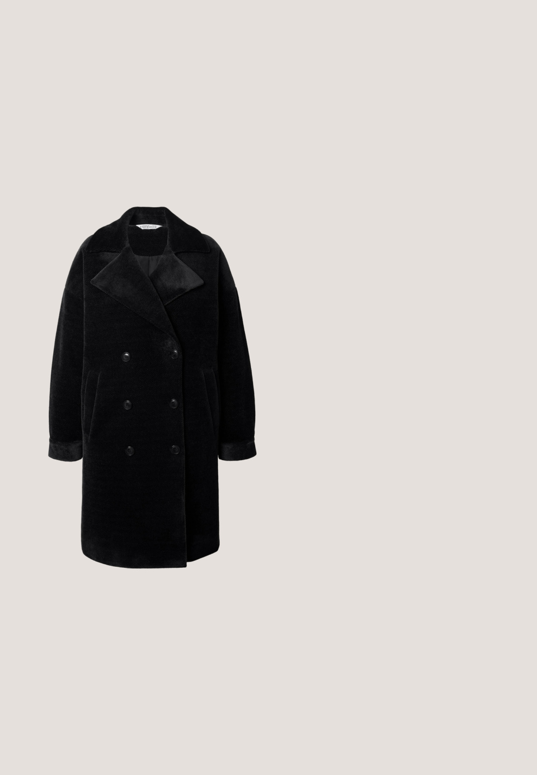 Zwarte dubbelgeknoopte jas met een brede kraag, gemaakt van textuurstof. Heeft twee zijzakken en knoopsluitingen.; Soyaconcept SC-LORAINE 3 - T-shirt print - black; Zwarte semi-doorzichtige broek met rechte pijpen, bloemenkantlaag en elastische tailleband.; Zwarte glanzende leren enkellaars met een puntige neus en blokhak, met subtiele horizontale gestructureerde strepen.; Zwarte leren bucketbag met gouden studs, een trekkoordsluiting, één schouderriem en de merknaam MARC ELLIS op de voorkant.; Zwart kralenarmband met kleine gouden kralen en een verstelbare zwarte koord, eindigend met een gouden lotus bedel.