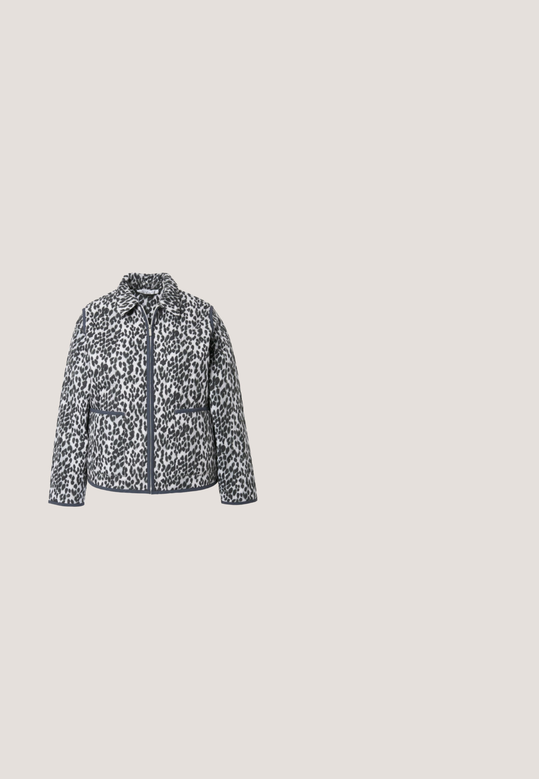 Chaqueta acolchada en estampado de leopardo gris y negro. Presenta un cuello, cierre frontal y dos bolsillos laterales. Tela suave con un acabado texturizado.; Jersey negro de pullover con textura acanalada, escote ancho y mangas largas ligeramente abullonadas. Fabricado en una tela suave y elástica.; Pantalones cortos negros con cinturilla elástica y piernas rectas, adecuados para uso casual o deportivo.; Botín de cuero negro hasta el tobillo con un tacón grueso, textura suave, cierre de cremallera lateral y una suela de goma prominente con surcos de tracción.; Anillo de pulsera plateada ondulada, elaborado en metal pulido con una textura cepillada y forma irregular, que presenta bordes suaves y una banda ancha.; Bolso de cuero negro con cremallera, con patrones de estrellas en relieve y una pequeña lengüeta en la cremallera, sobre un fondo blanco.