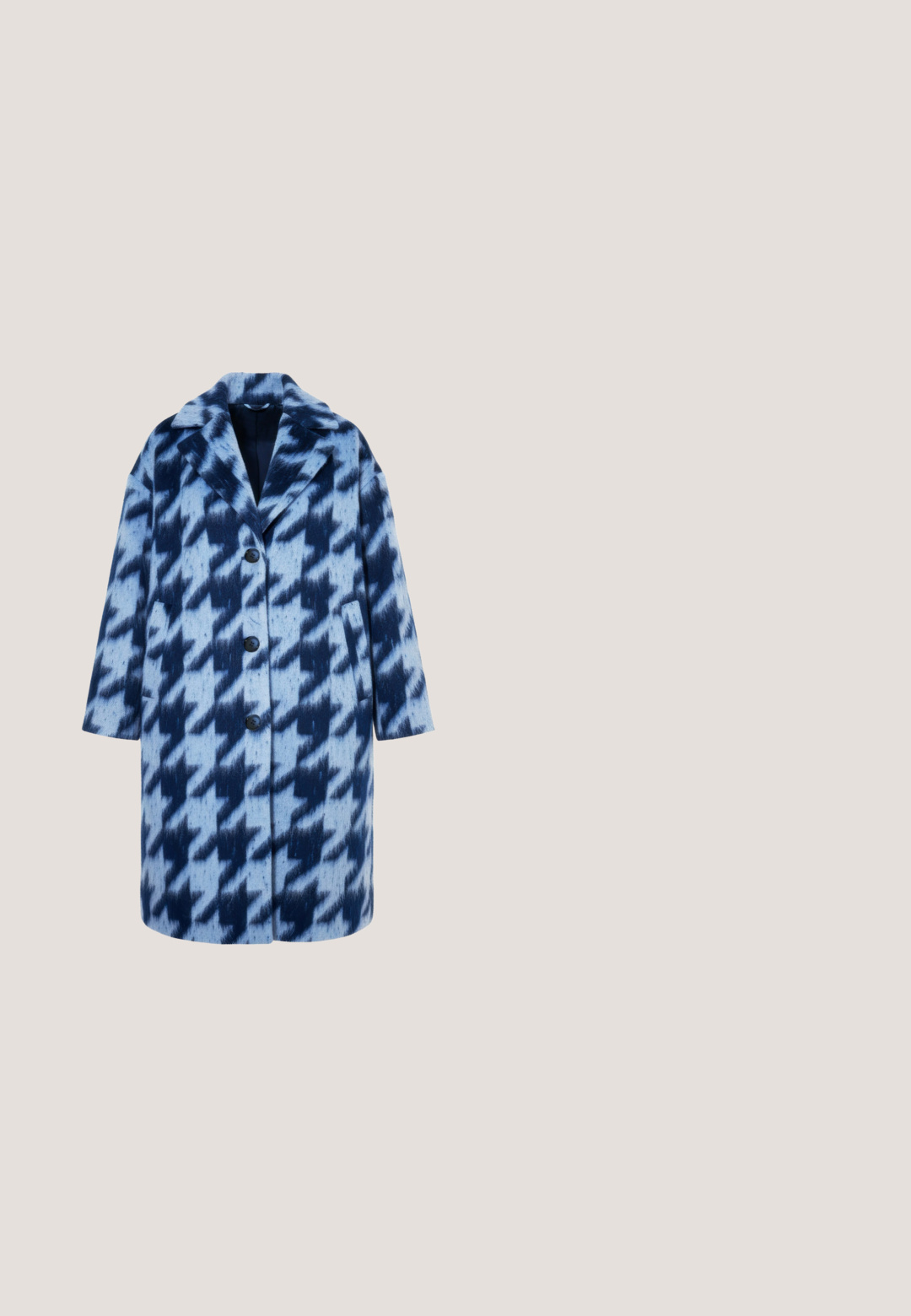 Blå og navy oversize uldfrakke med stort hundetandsmønster, reverskrave, tre sorte knapper og to sidelommer.; Mørkeblå, palietteret kjole med lange ærmer, omslagsdesign, dyb V-hals og struktureret stof, der har en tætsiddende talje og løs kant.; Sorte knæhøje støvler lavet af glat læder. Udstyret med lynlås i siden, chunky platform sål og ribbede detaljer på hælen.; Sorte oktagonale solbriller med mørke linser, der har en markant plastikramme og sølvdetaljer på stængerne. Mærket "Vogue" vises.; Sort bucket bag lavet af glat syntetisk materiale, med sølv øjer og snorelukning. Accentueret med et lille logo ved bunden.; Sølvarmbånd med vekslende små blå, lilla og klare ædelstene, med en sølvlås og justerbar kæde.
