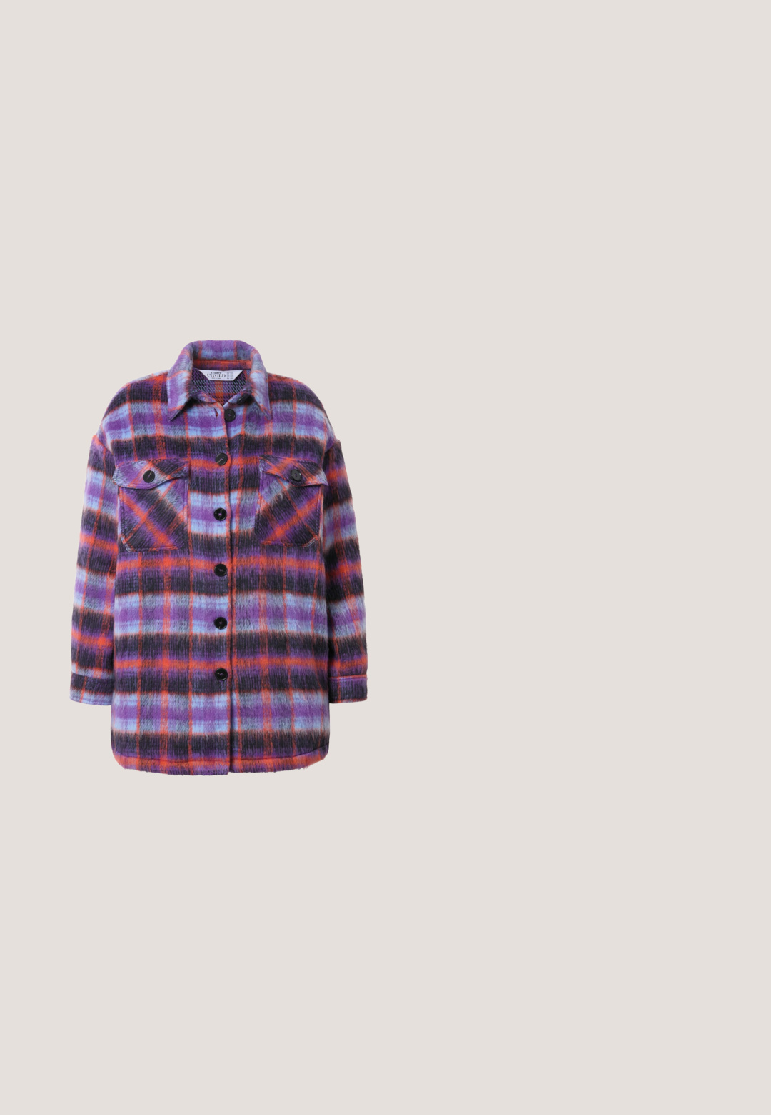 Langærmet knapjakke med et lilla, sort og orange ternet mønster og to frontlommer med knapper på brystet.; Lyseblå kortærmet T-shirt lavet af glat, letvægtsstof. Har rund hals og en afslappet pasform med standardkant.; Sort denim med lige ben, knap- og lynlåslukning, for- og baglommer samt diskret falming på lårene, lagt fladt på en hvid baggrund.; Afslappet sneaker med lysebeige, bløde lyserøde og mørkebrune ruskindspaneler, snørelukning og gummisål mod ensfarvet baggrund.; Mørkebrun blød stof skuldertaske med bred bund og lynlåslukning øverst på hvid baggrund.; Sølv stjerneformede øreringe med en glat, poleret finish på en ensfarvet hvid baggrund.