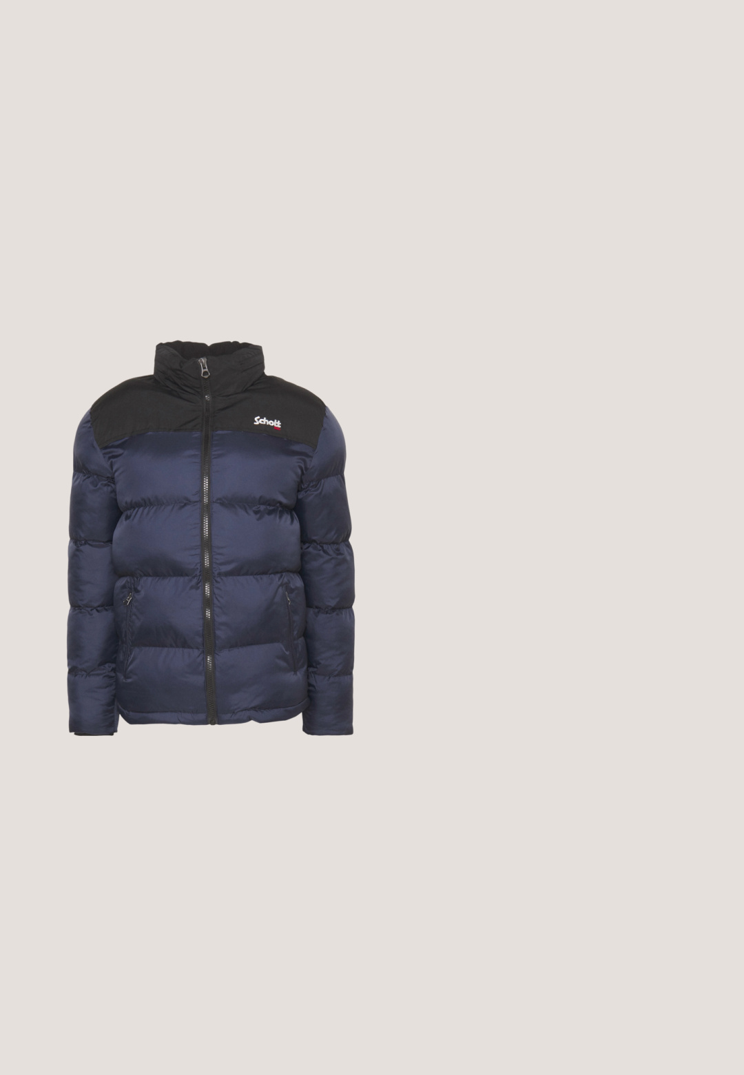 Schott UTAH - Vinterjakker - navy; Mørkeblå sweater med hvide snefnugs mønstre, røde og hvide geometriske designs, rund halsudskæring samt ribbede manchetter og kant.; Hvid langærmet rundhalset skjorte med lille sort "Pepe Jeans London" logo på venstre bryst og ensfarvet design.; Sorte denim jeans med lige ben, der har et klassisk fem-lomme design, metal knaplukning og diskrete syninger.; Sorte ankelstøvler lavet af tekstureret syntetisk materiale, med snørebånd foran og lynlås i siden, samt en kontrasterende hvid gummisål.; Sort messenger taske lavet af struktureret materiale med klaplukning, justerbar rem og metalhardware. Har et logodetalje på fronten.