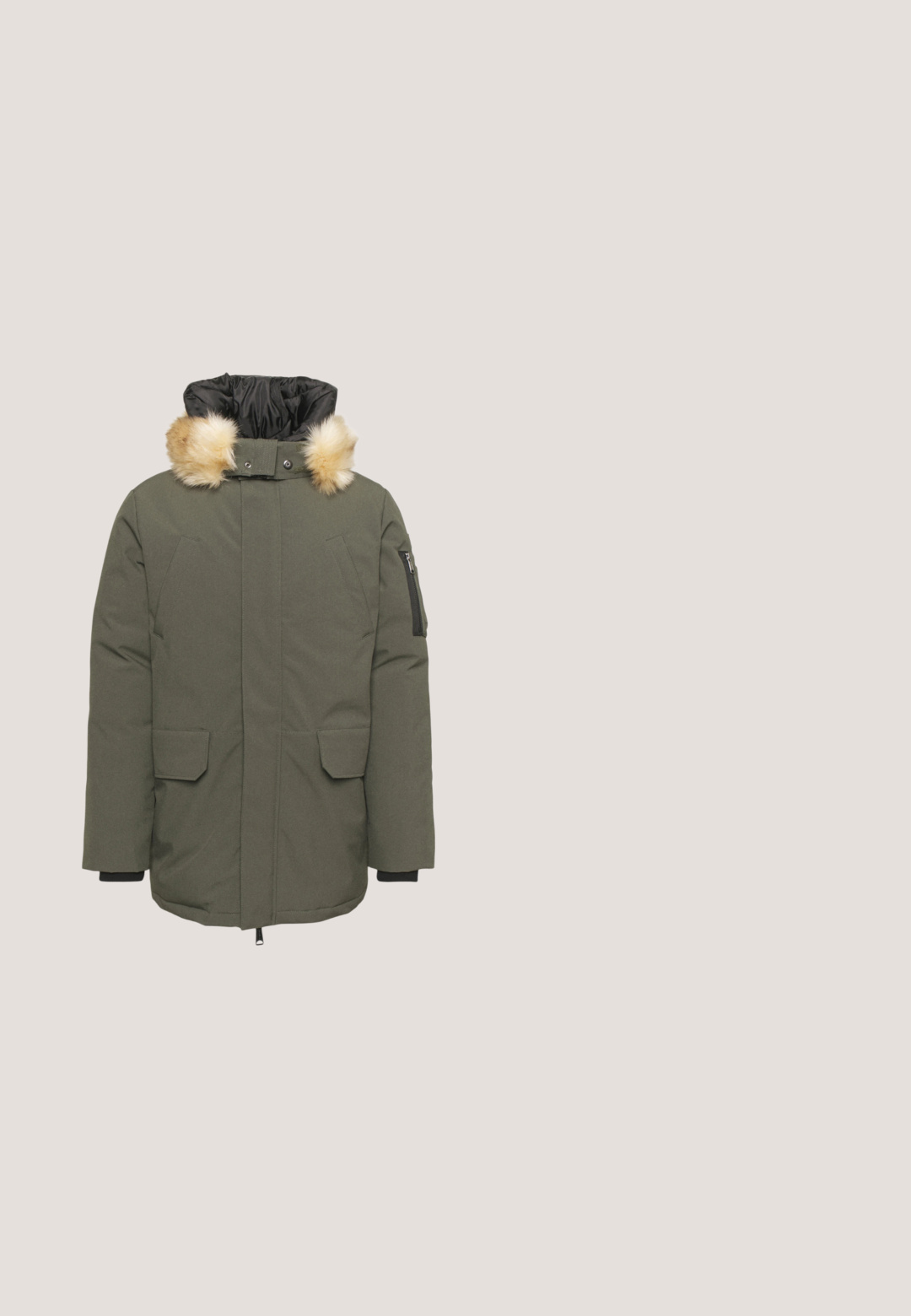 Schott NELSON - Wintermantel - kaki; Dunkelgrüner Strickpullover mit hohem Kragen und halbem Reißverschluss. Verfügt über lange Ärmel sowie gerippte Bündchen und Saum für einen figurbetonten Look.; Weißes Baumwoll-T-Shirt mit kurzen Ärmeln, das ein kleines orangefarbenes "II"-Logo auf der linken Brust und einen Rundhalsausschnitt aufweist. Einfaches Design und Textur.; Schwarze Jeans mit geradem Bein, sichtbaren Nähten und einem Frontknopfverschluss. Enthält zwei Seitentaschen und zwei Gesäßtaschen.; Schwarze Lederstiefelette mit glänzender Oberfläche, Schnürdesign, gepolstertem Kragen und einer robusten Gummisohle mit Traktionsnoppen.; Graue, texturierte Ledertasche mit zwei Griffen, einem abnehmbaren Schulterriemen und Metallbeschlägen. Verfügt über einen Reißverschluss und ein geprägtes Logodesign.