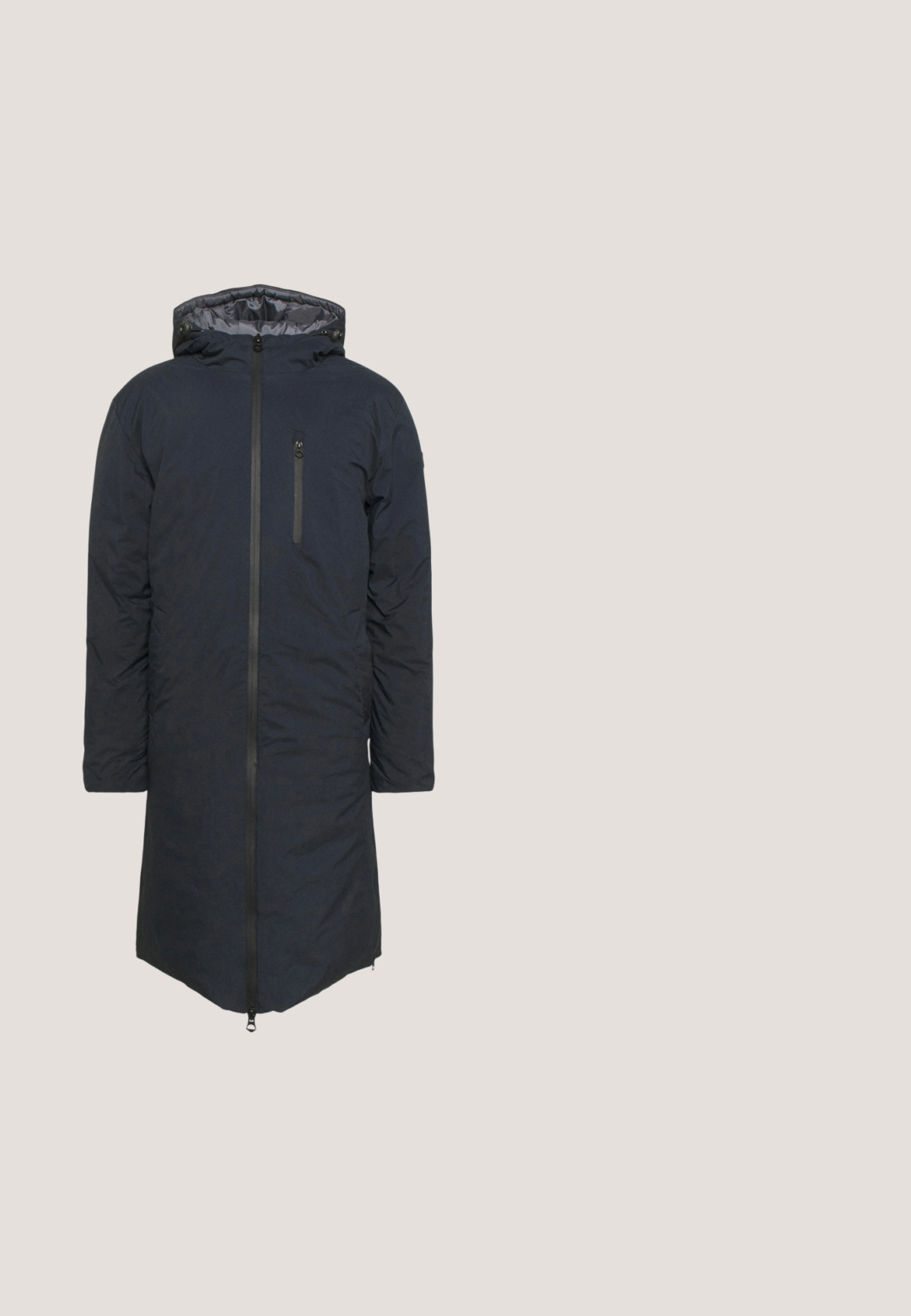 Abrigo de invierno largo y negro con capucha, cremalleras impermeables en el frente y el pecho, forro acolchado y dobladillo trasero extendido para una cobertura adicional.; Suéter de punto gris oscuro con un cuello alto y media cremallera. Textura acanalada en toda la prenda, puños de mangas ajustados y dobladillo recto.; Camisa henley de manga larga en un gris oscuro, confeccionada en una tela suave, con un escote redondeado, tapeta con tres botones y corte regular.; Vaqueros de mezclilla negra con un corte ajustado, que cuentan con cinco bolsillos, trabillas para cinturón y detalles de costura sutiles. Textura desgastada a lo largo de la tela.; Botín de cuero negro hasta el tobillo con punta redonda, cremallera lateral, suela de goma y acabado texturizado. Presenta detalles de marca en el lateral.; Bolso cruzado negro de cuero con un acabado texturizado, que cuenta con un cierre superior con cremallera y un bolsillo frontal con cremallera. Diseño compacto y de forma cuadrada.