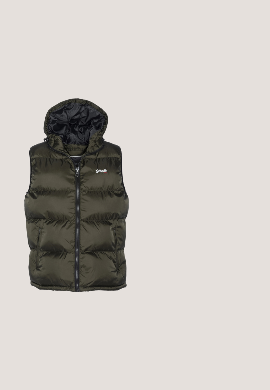 Olijfgroene puffer vest met capuchon, glanzende stof, rits aan de voorkant en twee zijzakken. Heeft een logo op de bovenste linkerzijde.; Groene hooded sweatshirt van een katoenmix, met een voorste kangoeroezak en een gestructureerde patch op de borst. Treksnoeren aan de capuchon.; Camo t-shirt in olijfgroen, bruin en zwart, met korte mouwen, ronde halslijn, voorzien van een klein wit logo op de borst. Zacht katoenen materiaal.; Olijfgroene cargo joggerbroek met elastische tailleband, trekkoord en klepzakken op beide dijen, taps toelopende pijpen.; Low-profile olijfgroene sneaker met witte zool, gebreide bovenkant, veters en "BORG"-logo aan de zijkant.; Olijfgroene heuptas gemaakt van duurzaam materiaal, met een zwarte rits, reflecterende lichtblauwe streep en een zijbevestiging voor sleutels.