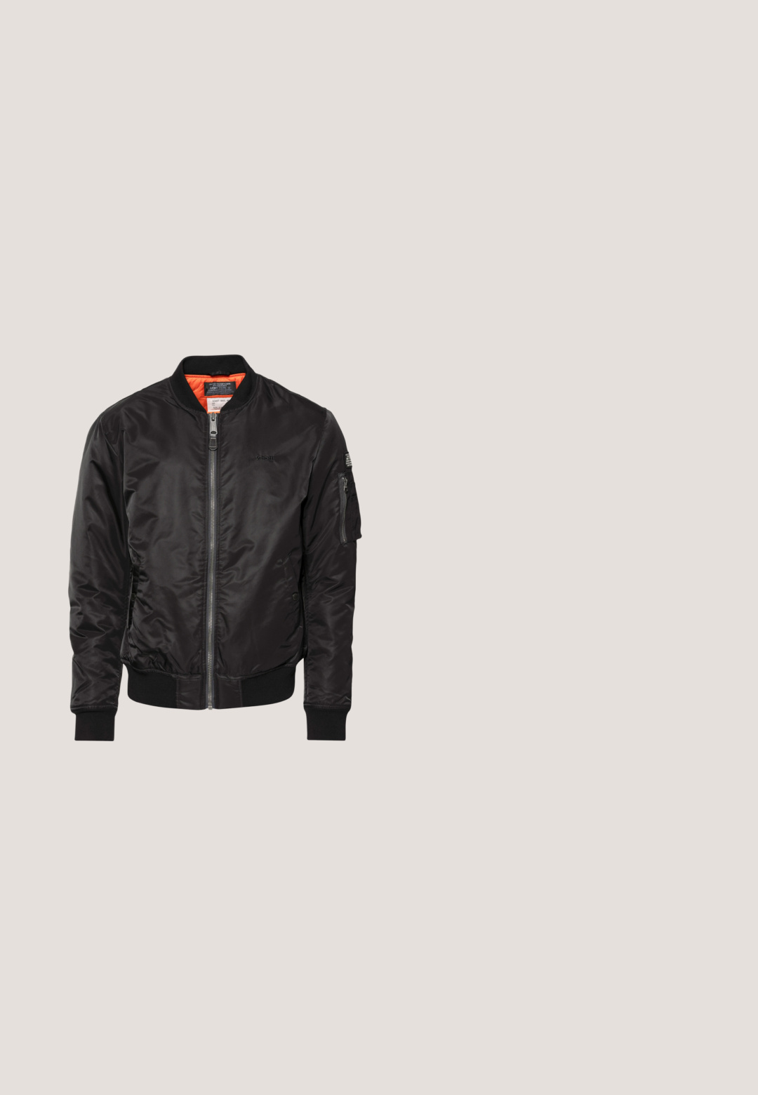 Zwarte bomberjack van glanzende stof, met een rits aan de voorkant, ribboorden en een oranje voering met een detail in de mouwzak.; Zwart katoenen T-shirt met ronde hals, korte mouwen, standaard pasvorm, soepele textuur en geen zichtbare patronen of accenten.; Grijze denim jeans met een slim fit, distressed details met meerdere scheuren en een klassiek vijf-pocket ontwerp. Knoop- en ritssluiting.; Zwarte lederen sneaker met een textuur oppervlak, witte Nike swoosh, grijze zool, ronde neus en vetersluiting. Bevat perforaties op de neus.; Zwarte rechthoekige zonnebril met dun metaal montuur en donkere glazen, liggend op een wit oppervlak.; Zilveren ketting met in elkaar grijpende schakels, een gladde textuur en een uniforme rechthoekige vorm. Veilige sluiting.