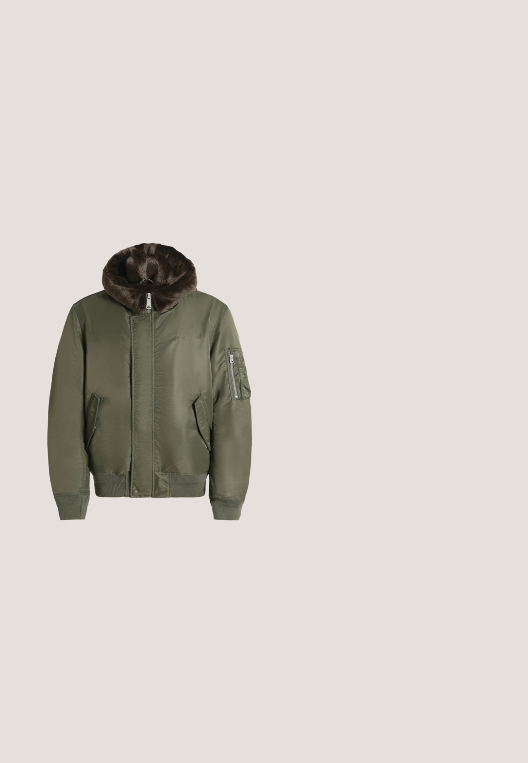 Chaqueta bomber verde con puños y bajo acanalados, bolsillo con cremallera en la manga izquierda y cuello alto forrado con piel sintética marrón.; Suéter beige de canalé con mangas largas, cuello redondo y un pequeño logo blanco en el pecho. Presenta puños y dobladillo de canalé.; Camiseta blanca de manga corta con cuello redondo y el logo "Marc O’Polo Denim" impreso en negro en el pecho izquierdo.; Jeans de mezclilla azul claro con corte recto, diseño de cinco bolsillos, cierre frontal con botón y un ligero desgaste en los muslos.; Botas de tobillo de cuero marrón con acentos de ante, punta redondeada, cierre de cordones en la parte delantera y tira de agarre. Acabado texturizado con una suela clara en contraste.; Bolso bandolera burdeos hecho de tela suave con herrajes en tono plateado, correa negra ajustable y bolsillo con cremallera en la parte frontal. Cuenta con placa de logotipo.