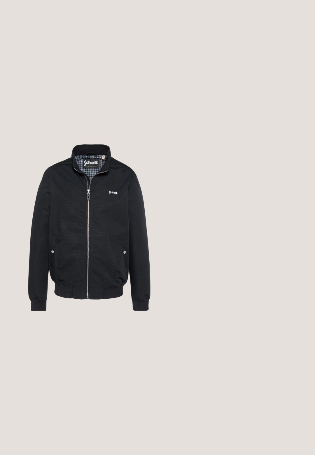 Zwart jack met ritssluiting, opstaande kraag, zijzakken met drukknopen, geribbelde manchetten en zoom, en "Schott"-logo op de borst en binnenkant van de kraag.; Kronstadt CABLE HALF-ZIP - Trui - lt grey mix; Effen wit katoenen T-shirt met korte mouwen en ronde hals, maat large, met een klein stoffen label aan de zijnnaad.; Blauwe rechte denim jeans met vijf zakken, riemlussen en een sluiting met een knoop en ritssluiting aan de voorkant, op een effen achtergrond.; Zwarte enkellaarsjes van suède met een gestructureerde afwerking, vijf veterogen, ronde neus, gevoerde kraag en een robuuste rubberen buitenzool met grip.; Zwarte laptoptas gemaakt van duurzame stof, uitgerust met twee handvatten bovenaan, een verstelbare schouderriem en een voorvak met rits.