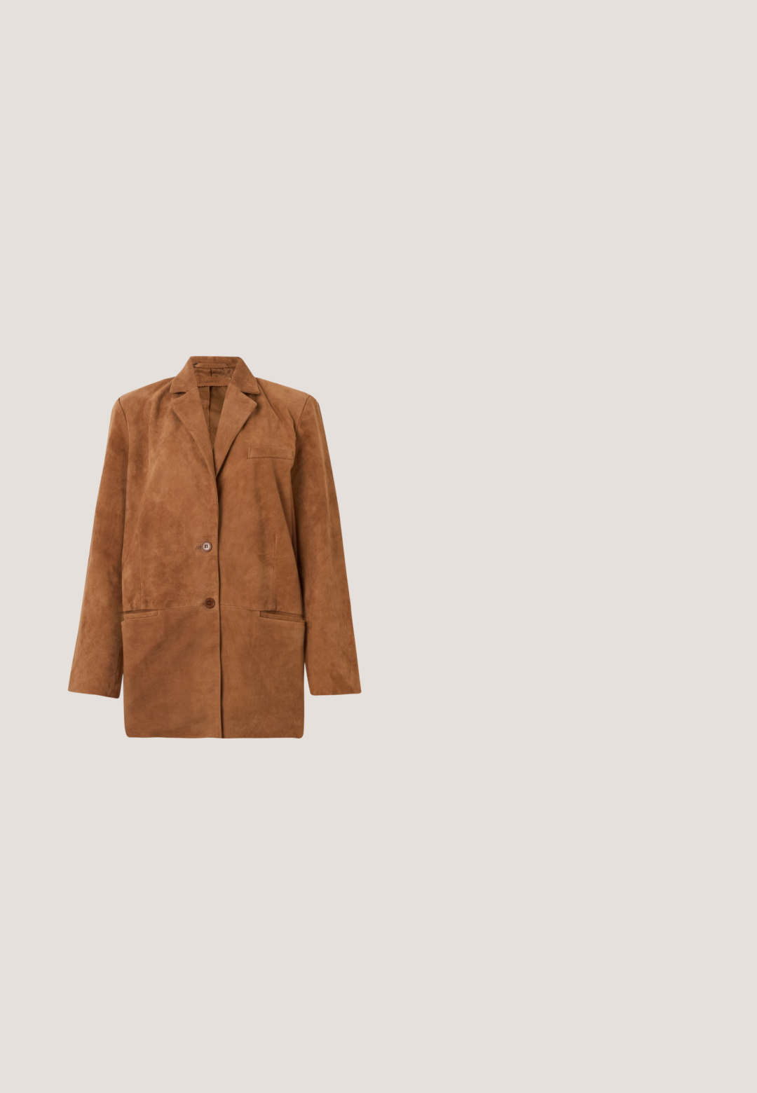 Blazer en daim marron avec revers à cran, deux boutons à l'avant, poche poitrine en welt et deux poches à rabat inférieures, présenté sur fond blanc.; Chemise en denim bleu clair avec un col pointu, deux poches poitrine et des boutons-pression. Présente une coupe western avec un empiècement à l'épaule.; Jean en denim bleu foncé avec une coupe slim, taille mi-haute, poches avant et fermeture éclair. Le tissu a une texture lisse.; Botte de cowboy en cuir marron mi-mollet avec bout carré, sangle latérale et petit talon en bois empilé sur fond blanc.; Écharpe carrée couleur rouille avec bordure de fleurs blanches et orange et texte en cursive blanche « Andiamo Amore Mio » au centre.; Ceinture en cuir marron avec une boucle rectangulaire en métal argenté présentant un bord texturé et une seule ardillon pour le maintien.