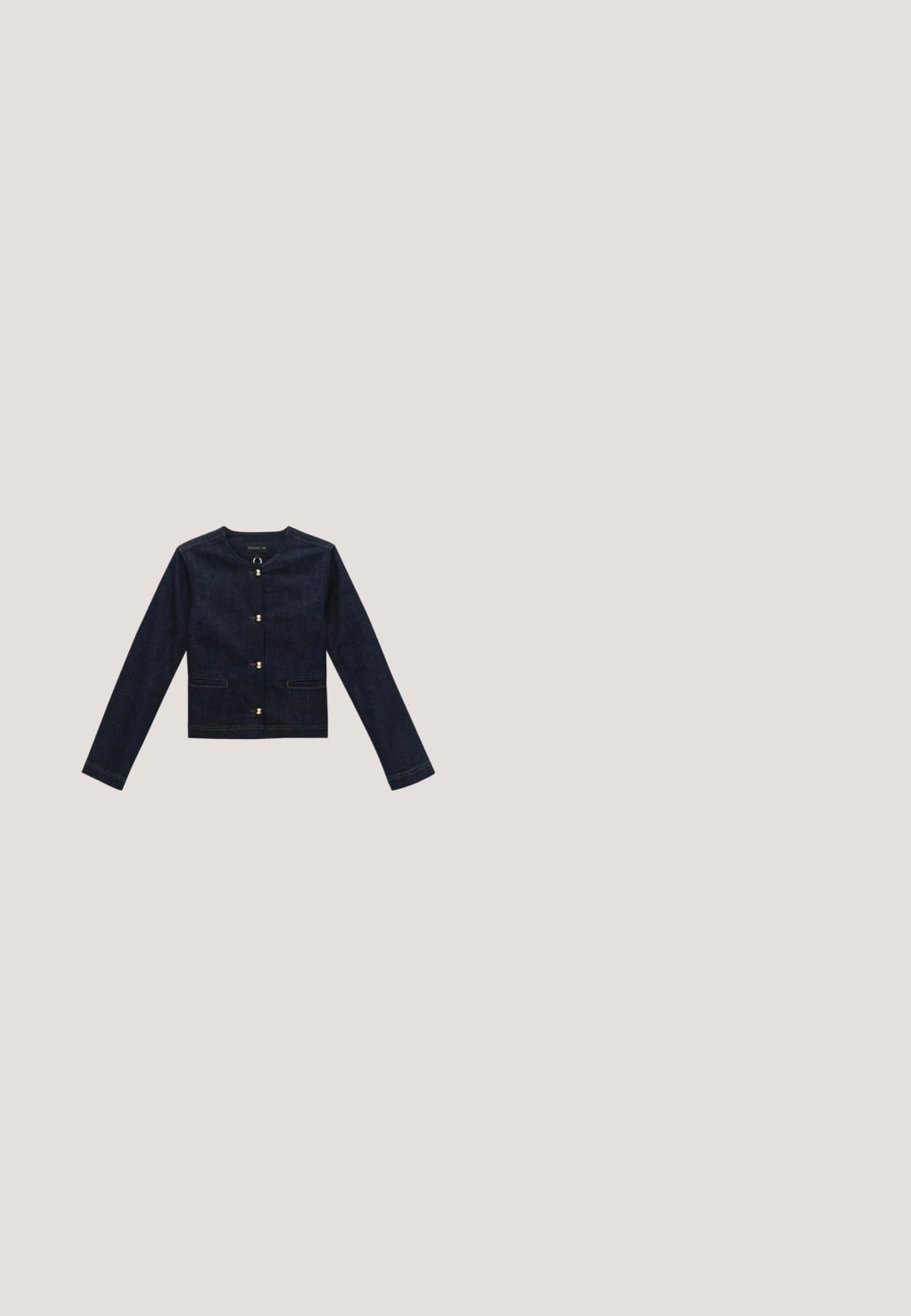 Veste en denim foncé avec un col rond, des manches longues et une fermeture à boutons à l'avant. Elle dispose de deux poches latérales et d'accents en métal doré.; Robe sans manches en denim bleu marine avec une silhouette ajustée et une jupe évasée. Possède un devant lacé et une fermeture éclair au dos. Texture lisse.; Escarpin slingback bleu marine pour femme, avec bout pointu, talon stiletto de hauteur moyenne et bride avec boucle dorée, sur fond blanc.; Lunettes de soleil bleu marine avec un design félin élégant, monture en plastique et verres teintés marron. Présente un logo discret sur la branche.; Petite sac à main en cuir navy avec finition texturée, double poignées, bandoulière amovible et accent logo doré sur le devant.; Bracelet ajustable avec des perles facettées bleu foncé, une perle blanche en forme de fleur au centre, et de petits accents dorés sur fond blanc.