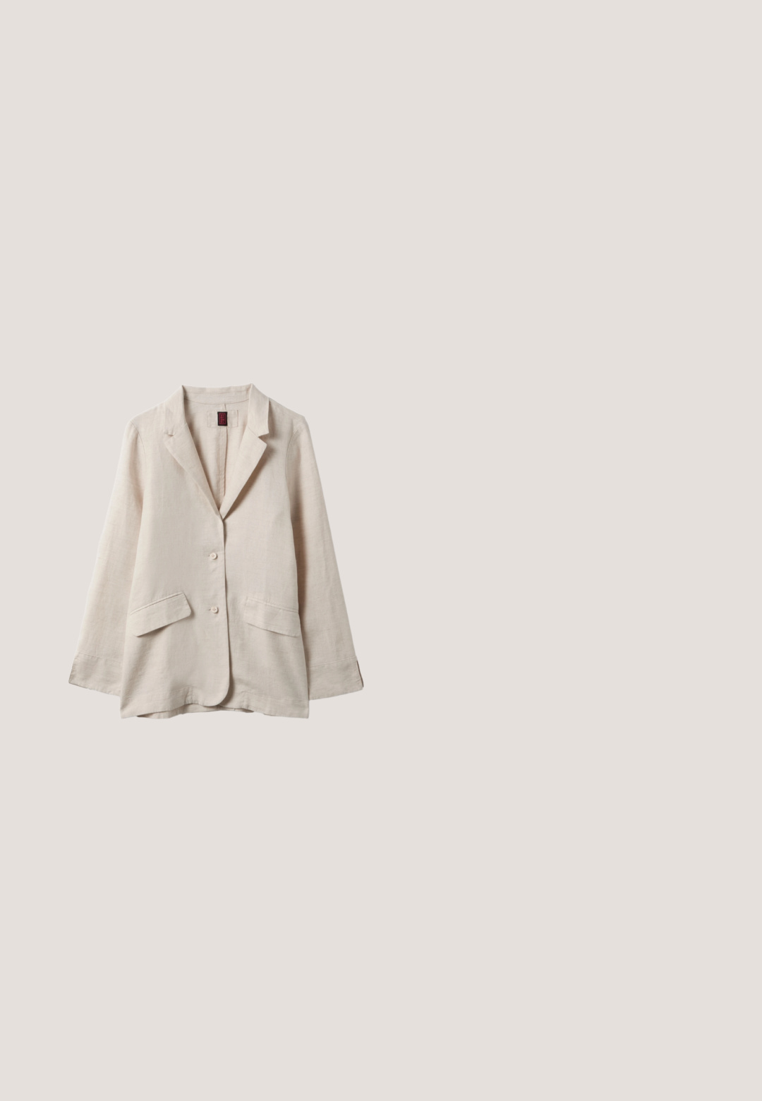 Lichtbeige linnen blazer met twee klepzakken aan de voorkant, een sluiting met twee knopen, een reverskraag met inkeping en lange mouwen.; Langsleeve shirt met een ronde hals, met afwisselend blauwe en witte horizontale strepen. Gemaakt van zachte, lichte stof.; Beige, wijde broek met hoge taille, voorplooien, riemlussen en een knoopsluiting in de taille.; Beige linnen espadrille plat schoen met gesloten neus, enkelriem met gesp, zool omwikkeld met jute en zijlabel van het merk op een witte achtergrond.; Geel stof, gevouwen met een dicht patroon van kleine roze bloemen en groene bladeren, „&OTHER STORIES“ tekst in het wit gedrukt in de hoek.; ESTRO ESTRO - Handtas - beige