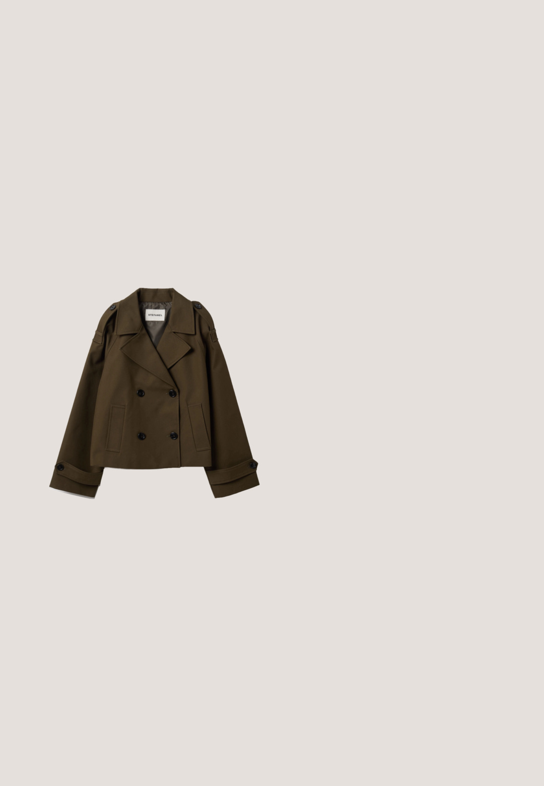 Dunkel olivgrüne, kurz geschnittene zweireihige Jacke mit breiten Revers, geknöpften Schulterklappen, zwei Vordertaschen und geknöpften Manschetten.; Dunkelbrauner Strickjacke mit Knopfleiste, V-Ausschnitt, langen weiten Ärmeln und zwei aufgesetzten Taschen vorne, dargestellt auf weißem Hintergrund.; Schwarzes langärmeliges jersey T-Shirt mit Rundhalsausschnitt, aus weichem Stoff, mit einem schlichten Design ohne Verzierungen oder Muster.; Olivgrüne High-Waist-Hosen mit Gürtelschlaufen, vorderen Falten, Seitentaschen und weitem Bein, flach auf weißem Hintergrund präsentiert.; Braune Wildleder-Loafer mit einem niedrigen schwarzen Absatz und gerafften Details an der Vorderseite. Glatte Textur, runde Zehenform und minimalistisches Design.; Braune Ledertasche mit strukturiertem Design, doppelten Obergriffen, verstellbarem Schulterriemen und seitlichen Bindebändern zum Verschließen.